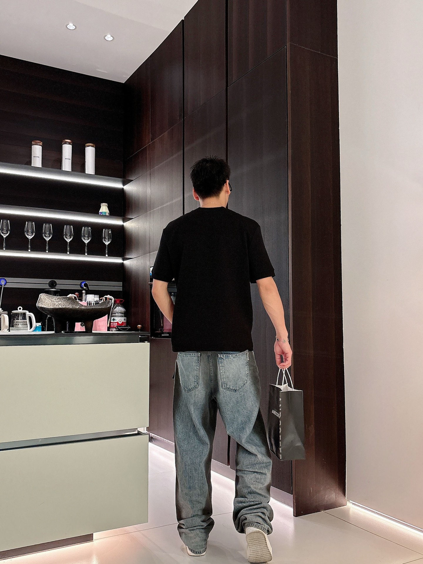 爱马仕2025秋冬 圆领刺绣短袖T恤打底衫 元素性的Logo徽章凸显休闲时尚魅力,依然独领时尚风骚.内搭