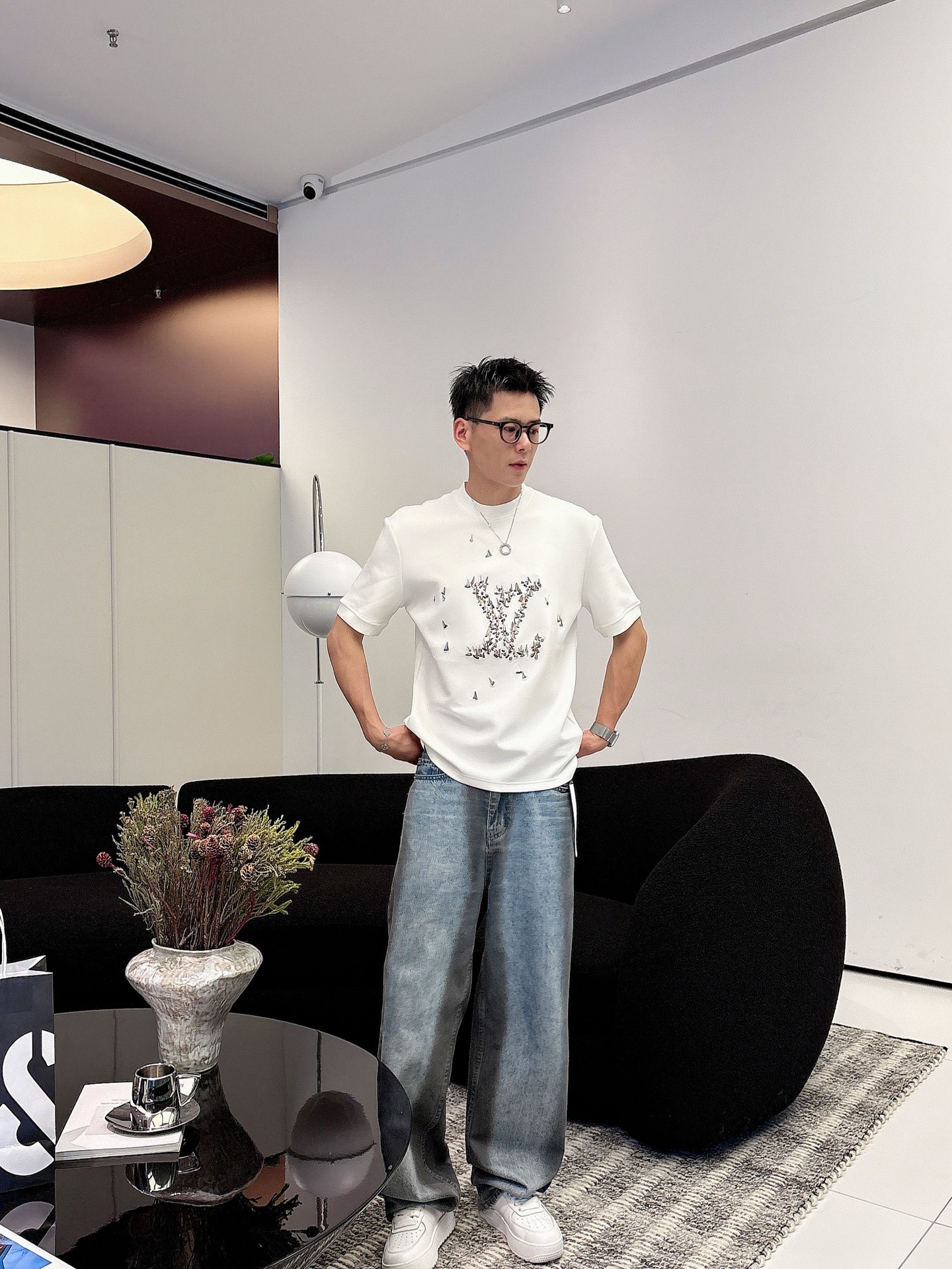 LV2025秋冬 圆领刺绣短袖T恤打底衫 元素性的Logo徽章凸显休闲时尚魅力,依然独领时尚风骚.内搭好