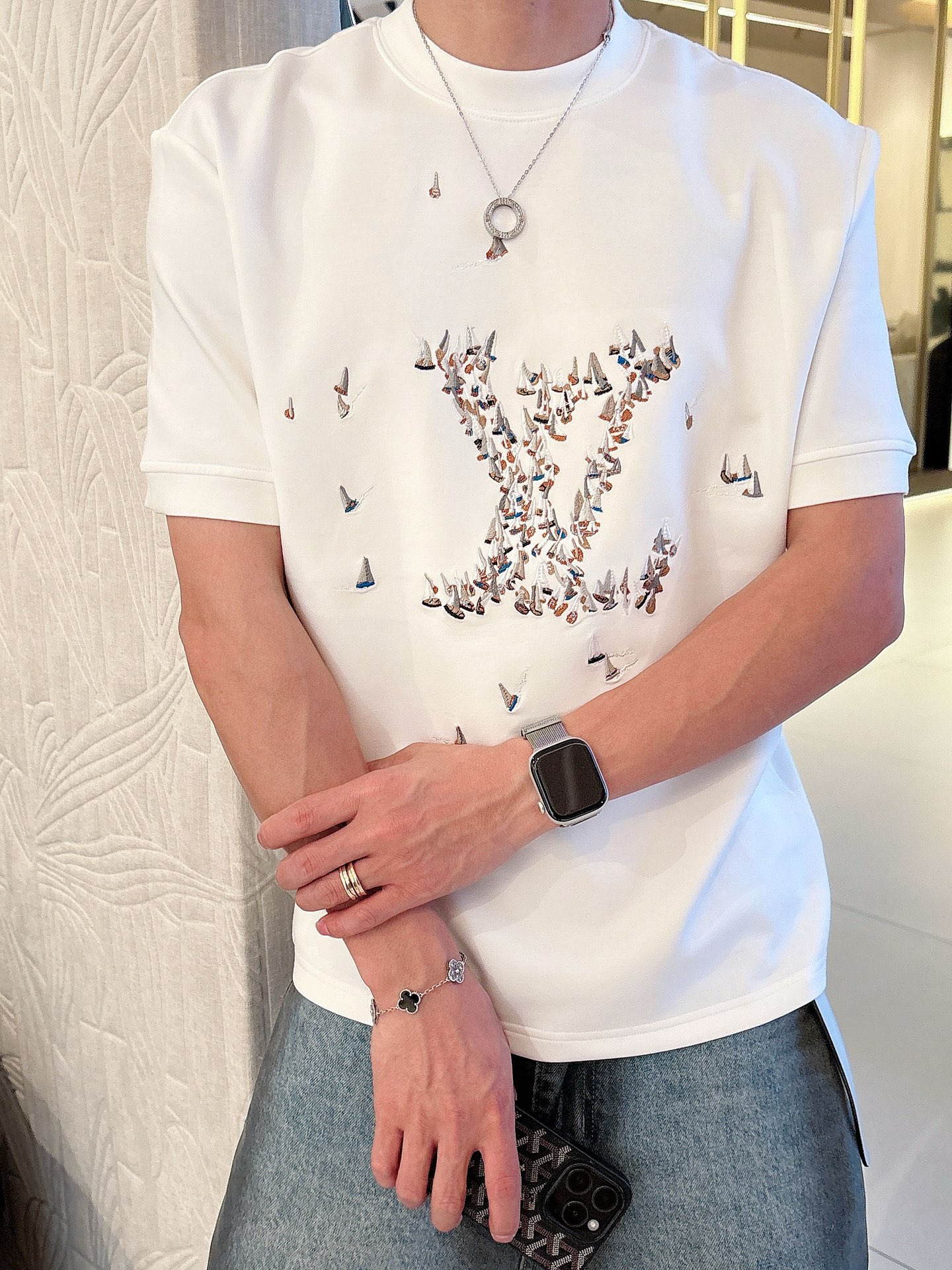 LV2025秋冬 圆领刺绣短袖T恤打底衫 元素性的Logo徽章凸显休闲时尚魅力,依然独领时尚风骚.内搭好