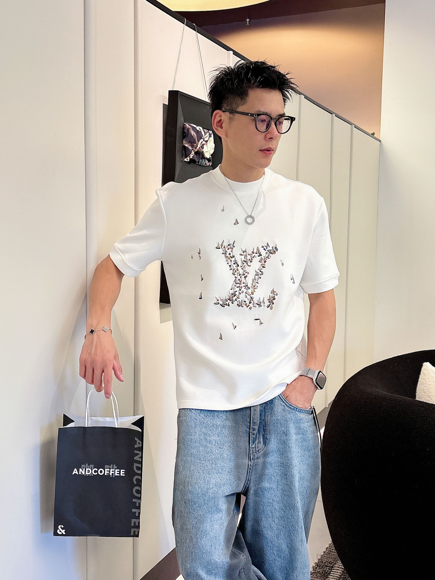 NO:522884,LV 2025 Autumn and Winter Round neck embroidered short-sleeved T-shirt base shirt Elemental Logo badge highlights the casual and fashionable charm, and is still unique in style. It is well equipped with a companion... Customer-supplied high-strength elastic knitted liquid ammonia air-layer fabric, flat and symmetrical knitted light and refreshing, soft and comfortable, and excellent breathability. Simple and unique charm. The straight-tailed version is more suitable for matching with various trendy and fashionable styles. It uses instrument embroidery, delicate and full texture, bringing a new experience for fashion sports and leisure. Color black white Size M-3XL,,louis vuitton, T-shirt,tees, t-shirt,alexander wang19860909LV 2025秋冬 圆领刺绣短袖T恤打底衫 元素性的Logo徽章凸显休闲时尚魅力,依然独领时尚风骚.内搭好伴侣… 客供高支弹力针织液氨空气层面料,平整匀称的针织轻薄清爽,柔软舒适,透气性极佳.简洁而富有独特魅力.直裁版型更为适合搭配各种潮流时尚造型. 采用器械刺绣,细腻饱满的质感突显,为时尚运动休闲带来全新体验. 颜色黑色 白色 尺码 M-3XL,,louis vuitton,T-shirt,tees，t-shirt,alexander wang,Men's clothing