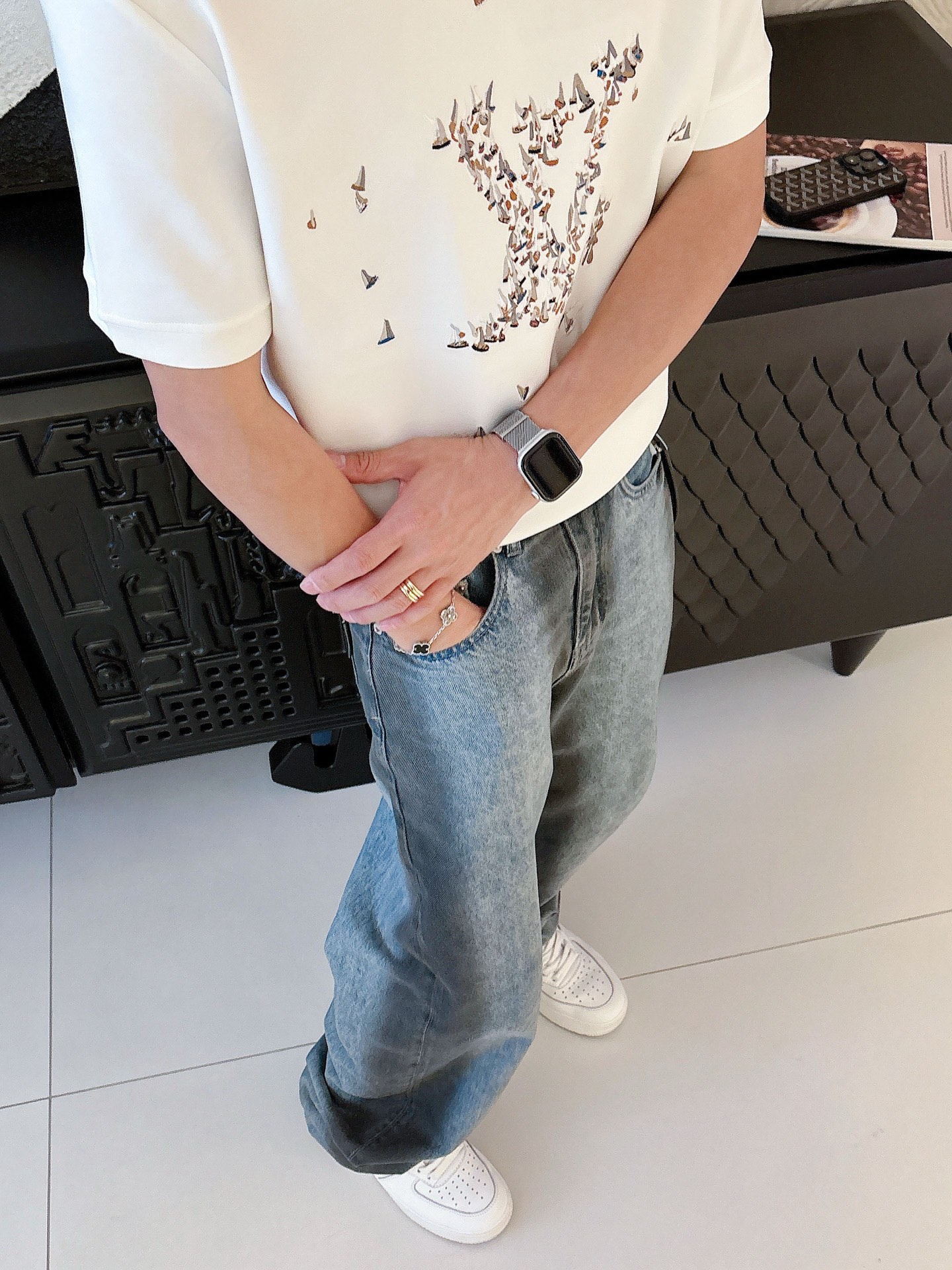 LV2025秋冬 圆领刺绣短袖T恤打底衫 元素性的Logo徽章凸显休闲时尚魅力,依然独领时尚风骚.内搭好