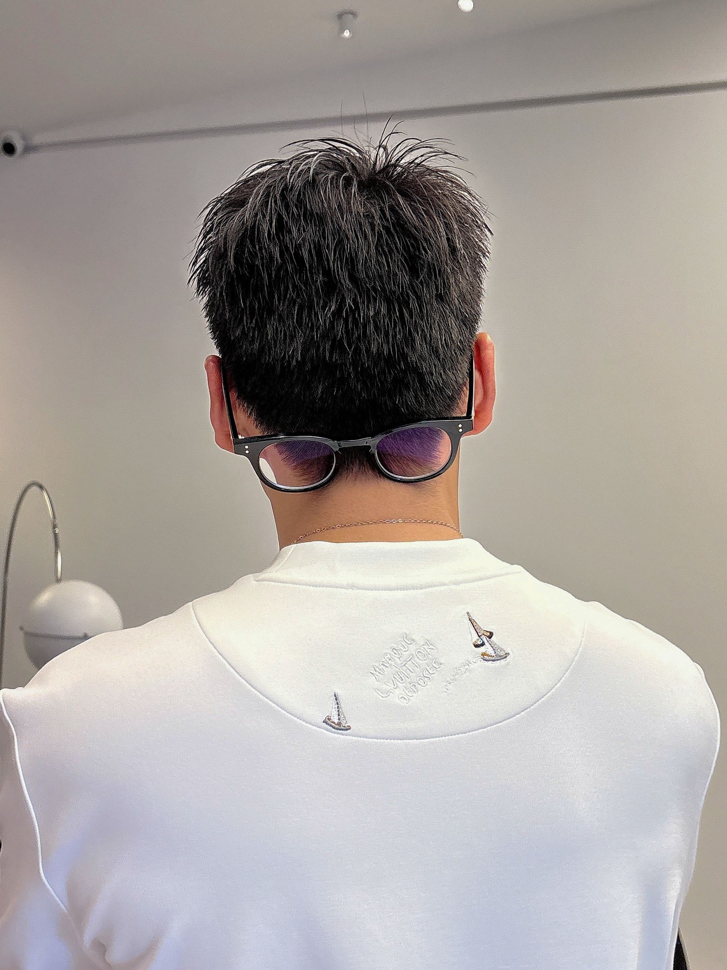 LV2025秋冬 圆领刺绣短袖T恤打底衫 元素性的Logo徽章凸显休闲时尚魅力,依然独领时尚风骚.内搭好