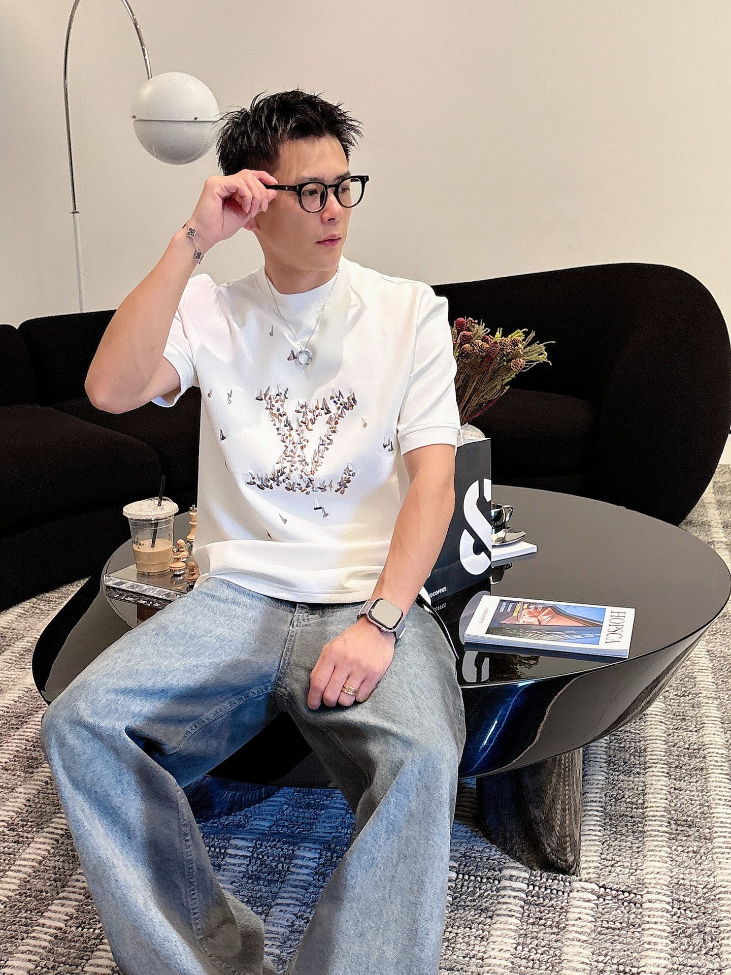 LV2025秋冬 圆领刺绣短袖T恤打底衫 元素性的Logo徽章凸显休闲时尚魅力,依然独领时尚风骚.内搭好