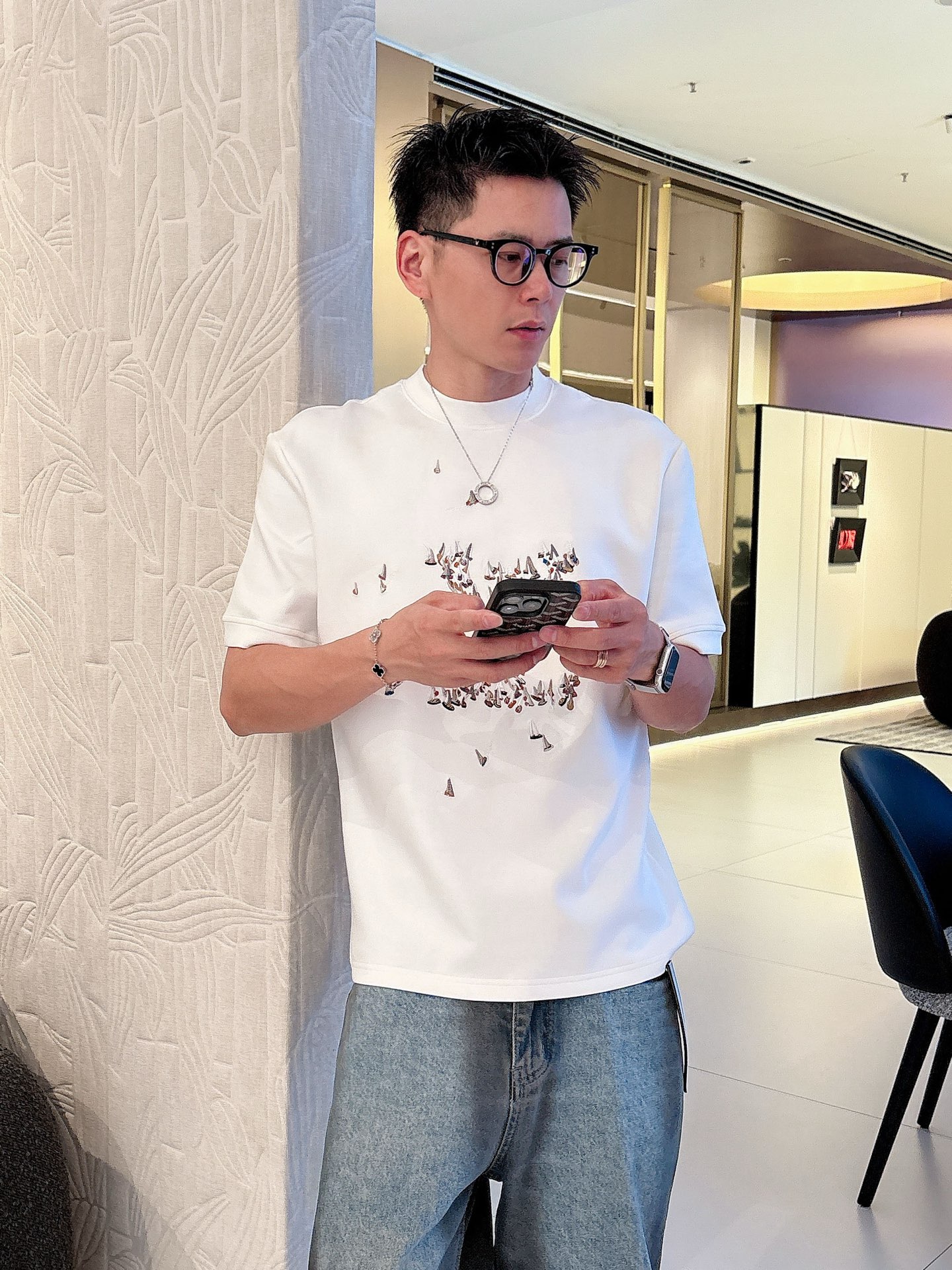 LV2025秋冬 圆领刺绣短袖T恤打底衫 元素性的Logo徽章凸显休闲时尚魅力,依然独领时尚风骚.内搭好