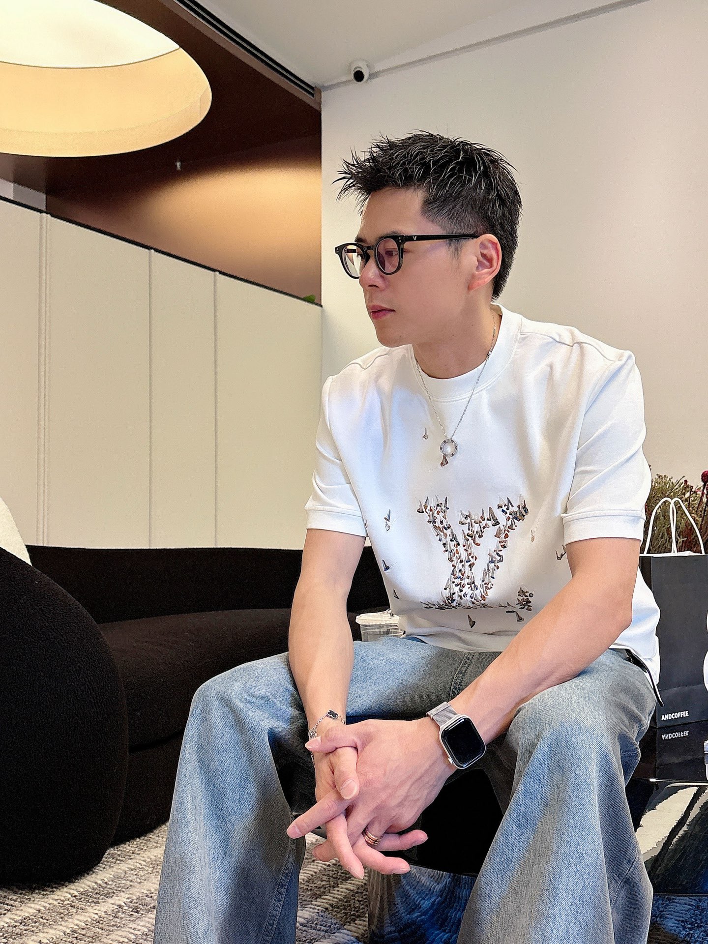 LV2025秋冬 圆领刺绣短袖T恤打底衫 元素性的Logo徽章凸显休闲时尚魅力,依然独领时尚风骚.内搭好