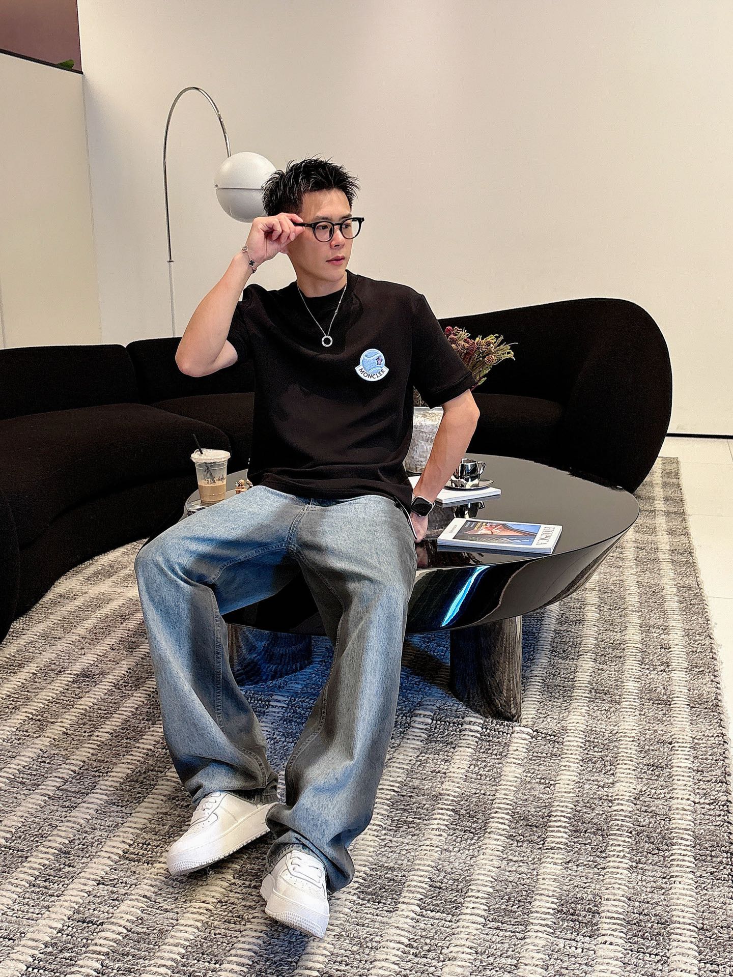 蒙口2025秋冬 圆领刺绣短袖T恤打底衫 元素性的Logo徽章凸显休闲时尚魅力,依然独领时尚风骚.内搭好