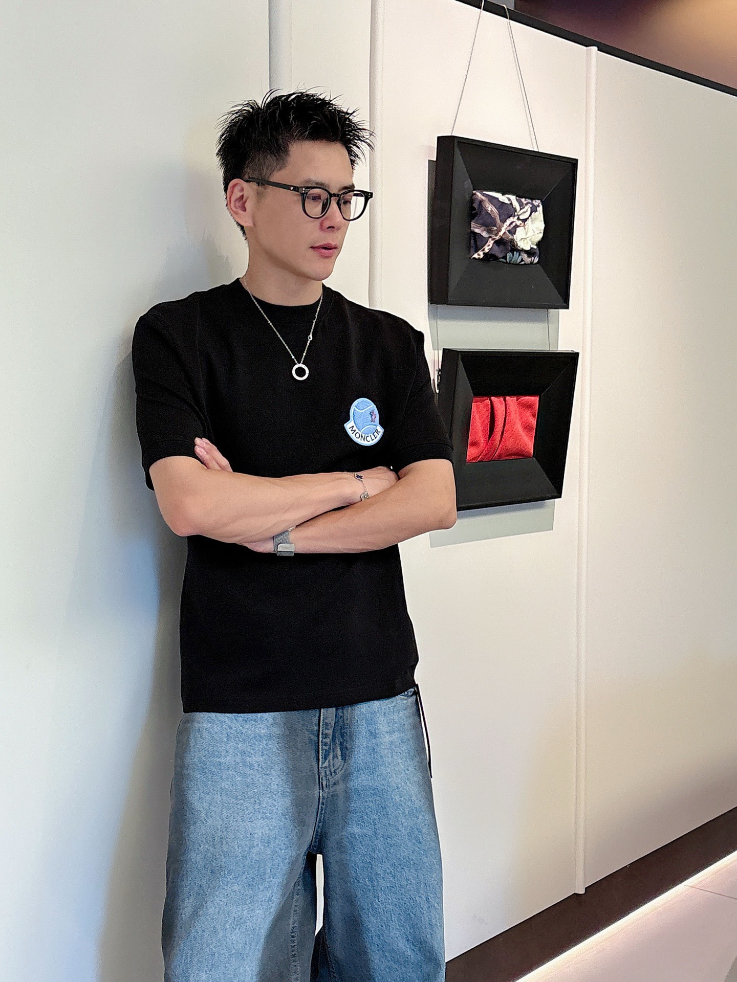 蒙口2025秋冬 圆领刺绣短袖T恤打底衫 元素性的Logo徽章凸显休闲时尚魅力,依然独领时尚风骚.内搭好