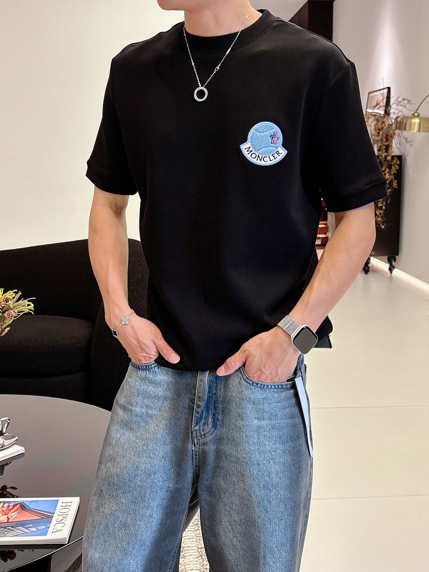 蒙口2025秋冬 圆领刺绣短袖T恤打底衫 元素性的Logo徽章凸显休闲时尚魅力,依然独领时尚风骚.内搭好