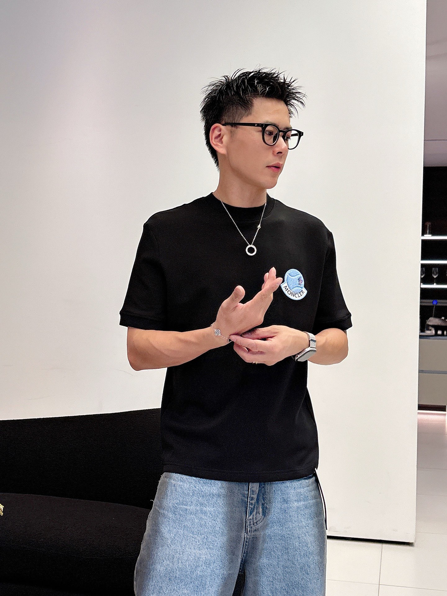 蒙口2025秋冬 圆领刺绣短袖T恤打底衫 元素性的Logo徽章凸显休闲时尚魅力,依然独领时尚风骚.内搭好