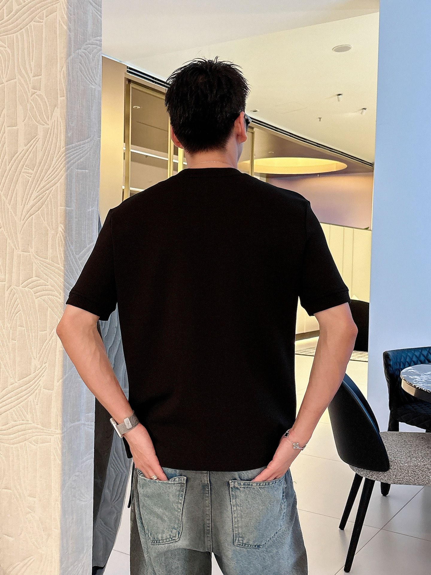 蒙口2025秋冬 圆领刺绣短袖T恤打底衫 元素性的Logo徽章凸显休闲时尚魅力,依然独领时尚风骚.内搭好