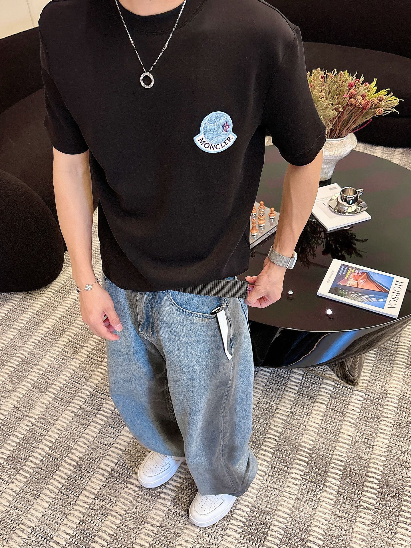 蒙口2025秋冬 圆领刺绣短袖T恤打底衫 元素性的Logo徽章凸显休闲时尚魅力,依然独领时尚风骚.内搭好