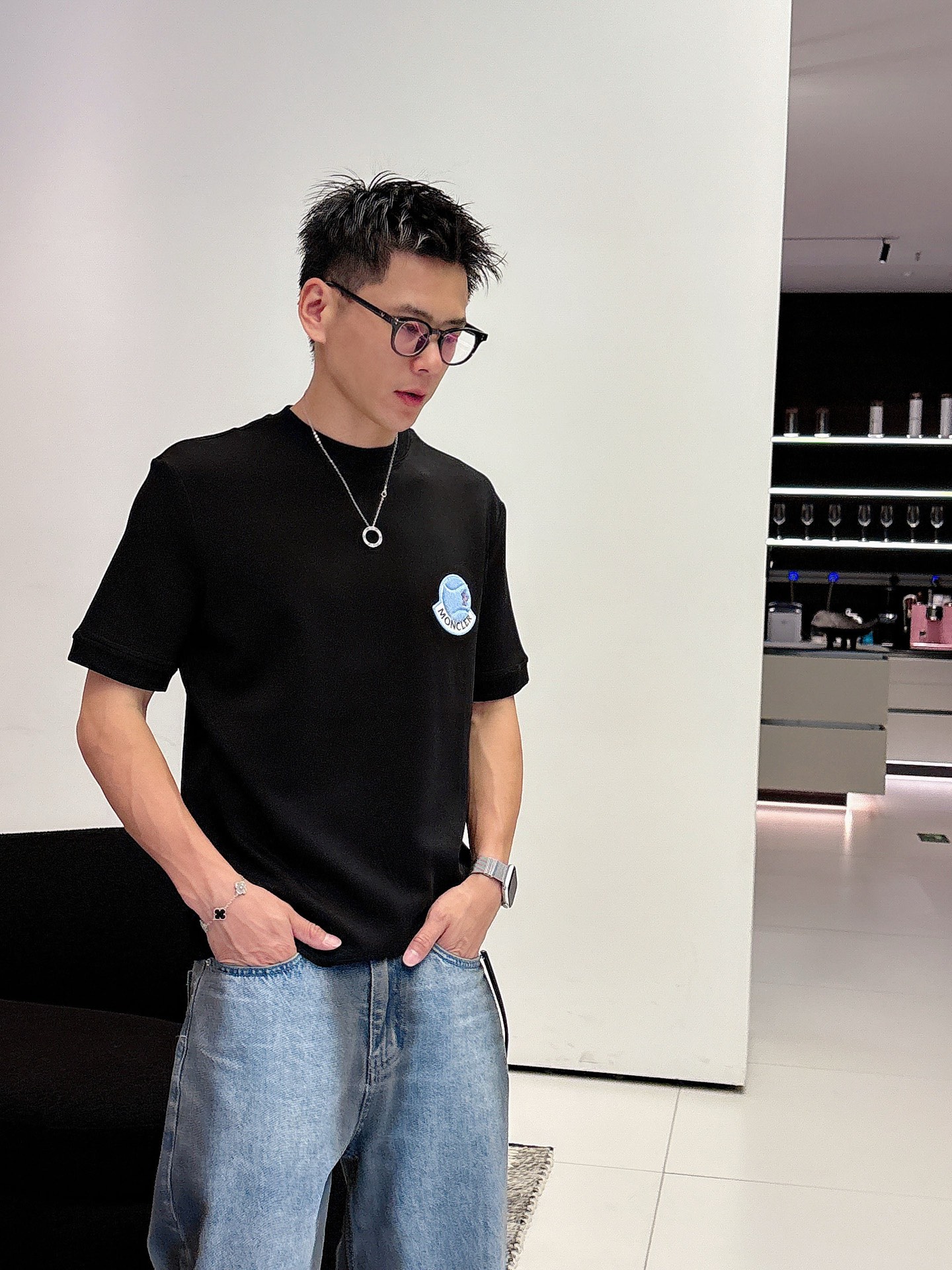 蒙口2025秋冬 圆领刺绣短袖T恤打底衫 元素性的Logo徽章凸显休闲时尚魅力,依然独领时尚风骚.内搭好