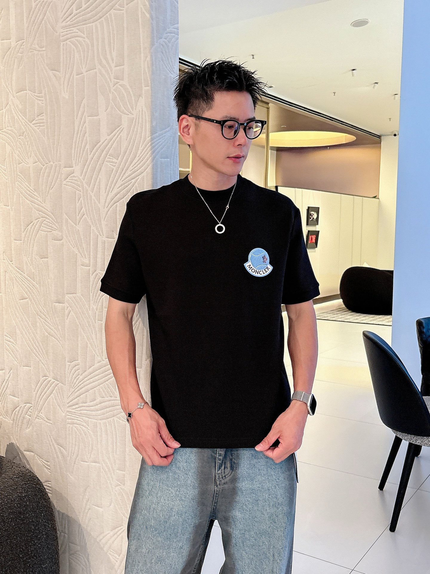 蒙口2025秋冬 圆领刺绣短袖T恤打底衫 元素性的Logo徽章凸显休闲时尚魅力,依然独领时尚风骚.内搭好