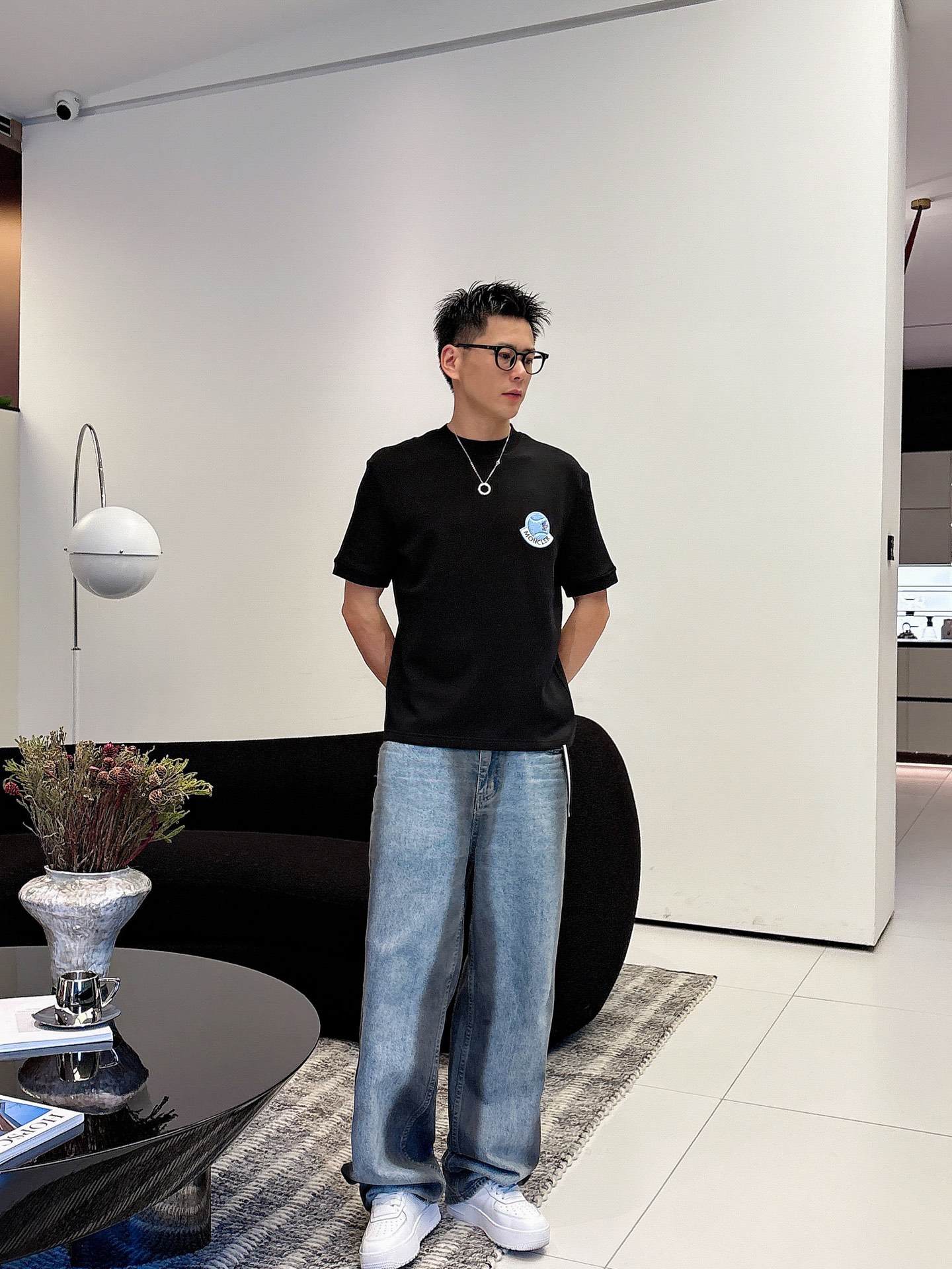 蒙口2025秋冬 圆领刺绣短袖T恤打底衫 元素性的Logo徽章凸显休闲时尚魅力,依然独领时尚风骚.内搭好