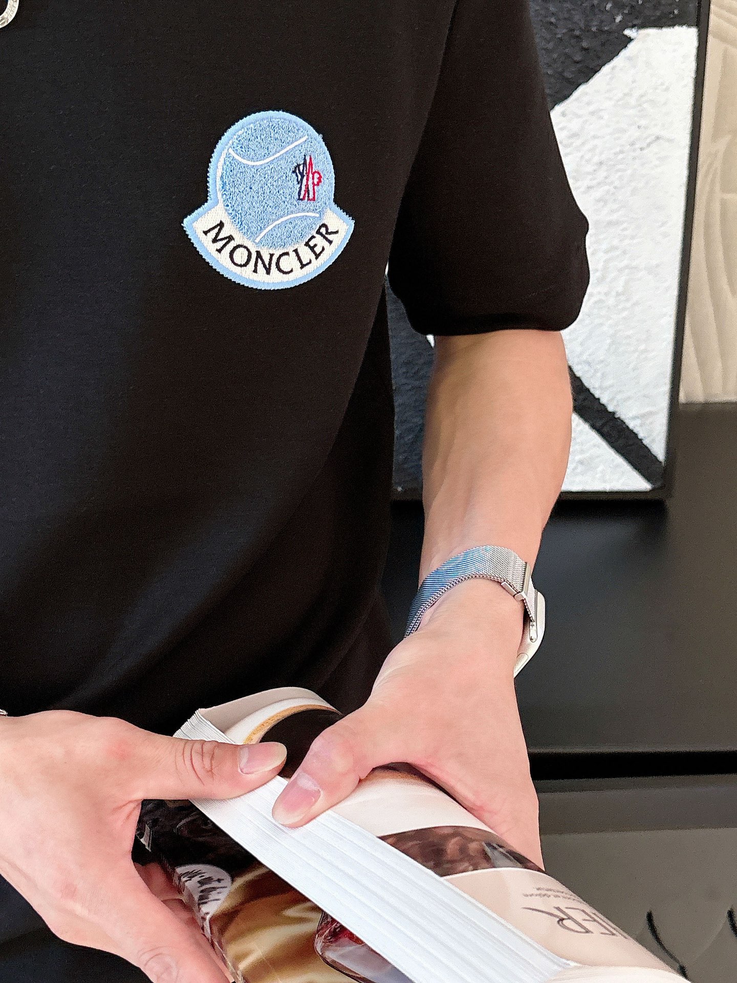 蒙口2025秋冬 圆领刺绣短袖T恤打底衫 元素性的Logo徽章凸显休闲时尚魅力,依然独领时尚风骚.内搭好