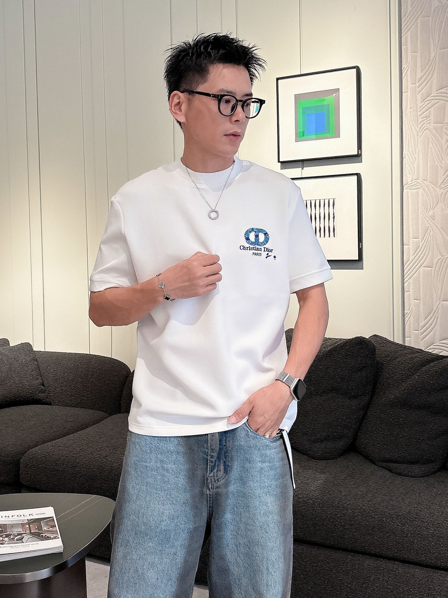 NO:522892,Dior 2025 Autumn and Winter 2025 round neck embroidered short-sleeved T-shirt base shirt Elemental Logo badge highlights the casual and fashionable charm, and is still unique in style. It is well equipped with a companion... Customer-supplied high-strength elastic knitted liquid ammonia air-layer fabric, flat and symmetrical knitted light and refreshing, soft and comfortable, and excellent breathability. Simple and unique charm. The straight-cut style is more suitable for matching with various trendy and fashionable styles. It uses instrument embroidery, and the delicate and full texture highlights, bringing a new experience for fashion sports and leisure. Color black white Size M-3XL,,dior,T-shirt,tees,t-shirt,alexander wang19860909Dior 2025秋冬 圆领刺绣短袖T恤打底衫 元素性的Logo徽章凸显休闲时尚魅力,依然独领时尚风骚.内搭好伴侣… 客供高支弹力针织液氨空气层面料,平整匀称的针织轻薄清爽,柔软舒适,透气性极佳.简洁而富有独特魅力.直裁版型更为适合搭配各种潮流时尚造型. 采用器械刺绣,细腻饱满的质感突显,为时尚运动休闲带来全新体验. 颜色黑色 白色 尺码 M-3XL,,dior,T-shirt,tees，t-shirt,alexander wang,Men's clothing