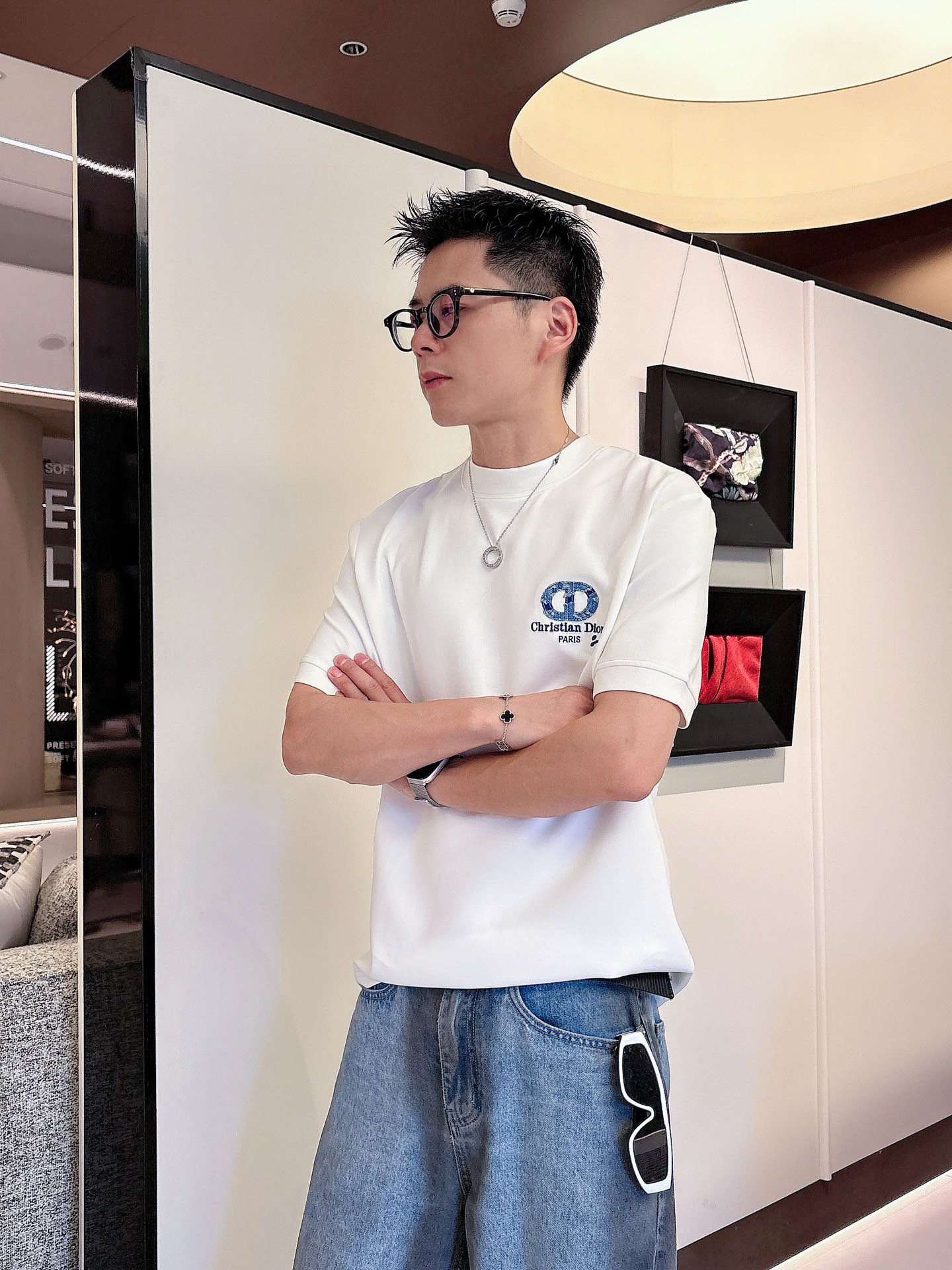 Dior2025秋冬 圆领刺绣短袖T恤打底衫 元素性的Logo徽章凸显休闲时尚魅力,依然独领时尚风骚.内