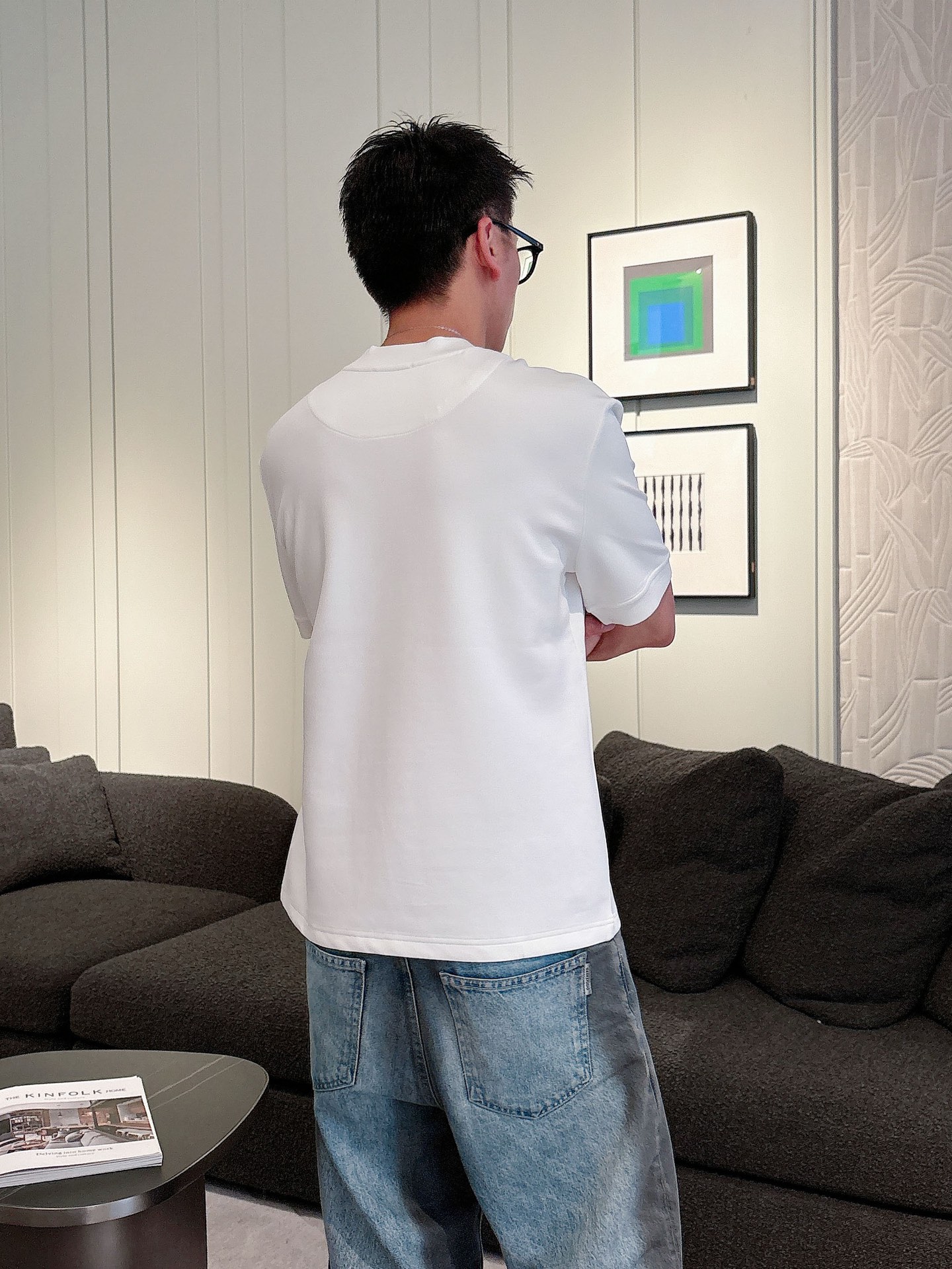 Dior2025秋冬 圆领刺绣短袖T恤打底衫 元素性的Logo徽章凸显休闲时尚魅力,依然独领时尚风骚.内