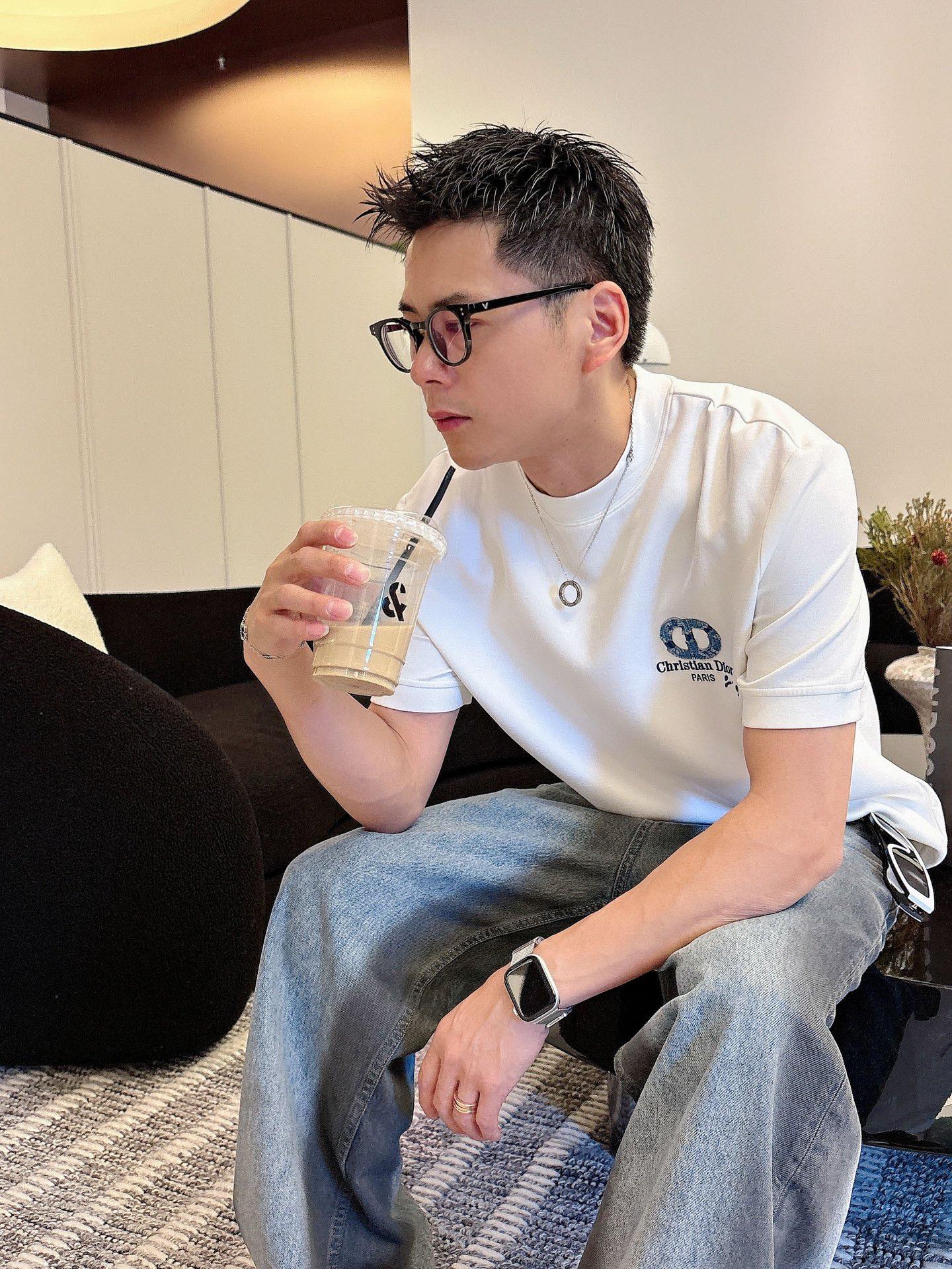 Dior2025秋冬 圆领刺绣短袖T恤打底衫 元素性的Logo徽章凸显休闲时尚魅力,依然独领时尚风骚.内