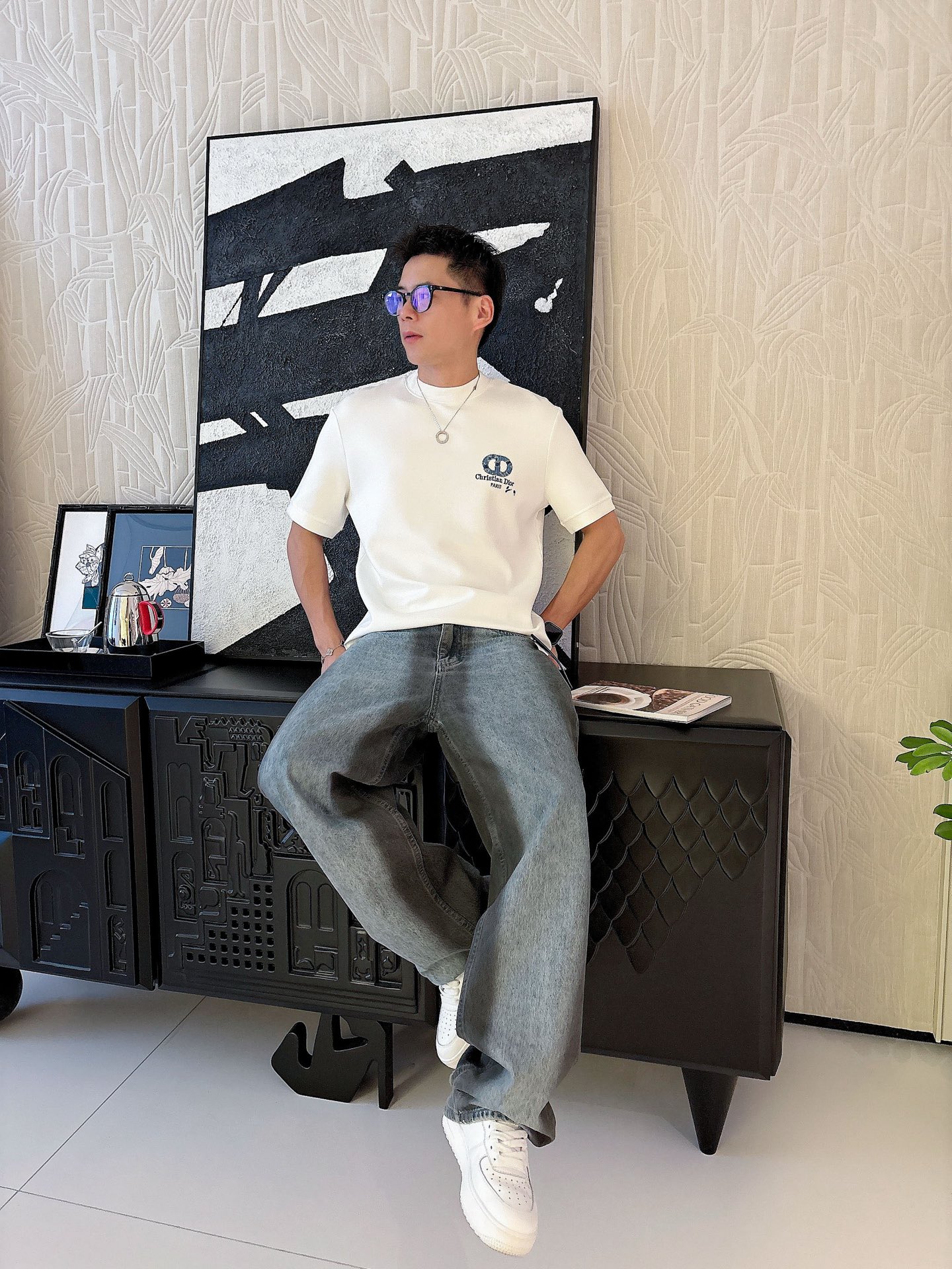 Dior2025秋冬 圆领刺绣短袖T恤打底衫 元素性的Logo徽章凸显休闲时尚魅力,依然独领时尚风骚.内