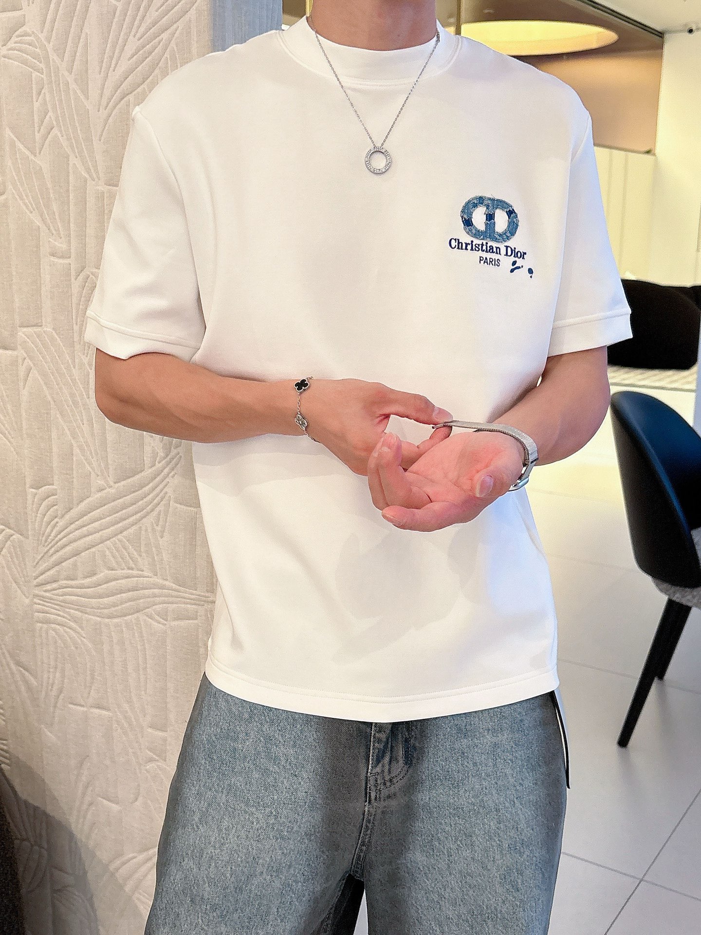 Dior2025秋冬 圆领刺绣短袖T恤打底衫 元素性的Logo徽章凸显休闲时尚魅力,依然独领时尚风骚.内