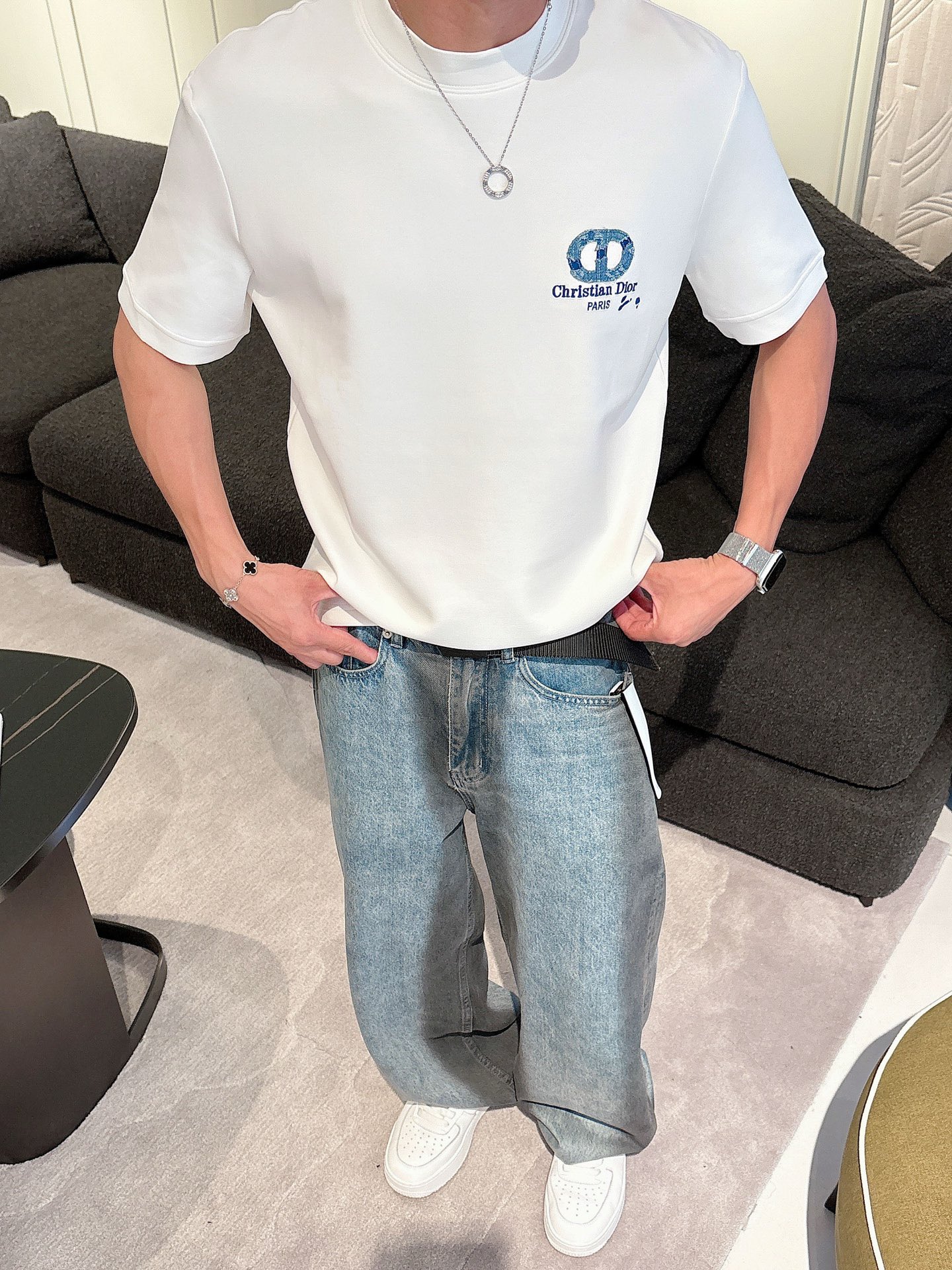 Dior2025秋冬 圆领刺绣短袖T恤打底衫 元素性的Logo徽章凸显休闲时尚魅力,依然独领时尚风骚.内