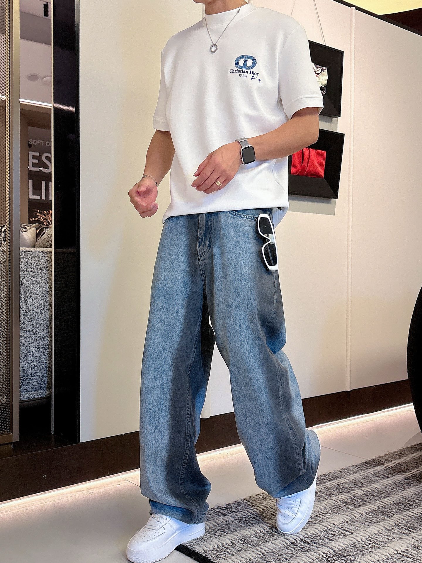 Dior2025秋冬 圆领刺绣短袖T恤打底衫 元素性的Logo徽章凸显休闲时尚魅力,依然独领时尚风骚.内