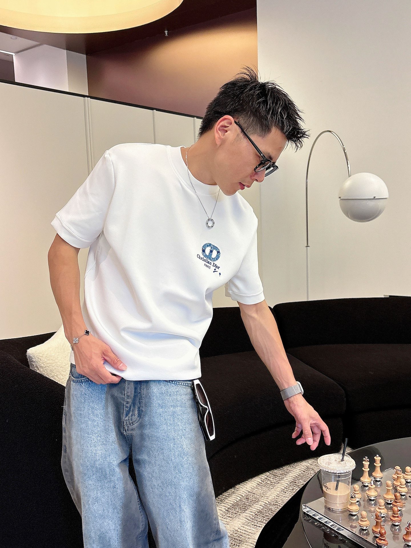 Dior2025秋冬 圆领刺绣短袖T恤打底衫 元素性的Logo徽章凸显休闲时尚魅力,依然独领时尚风骚.内