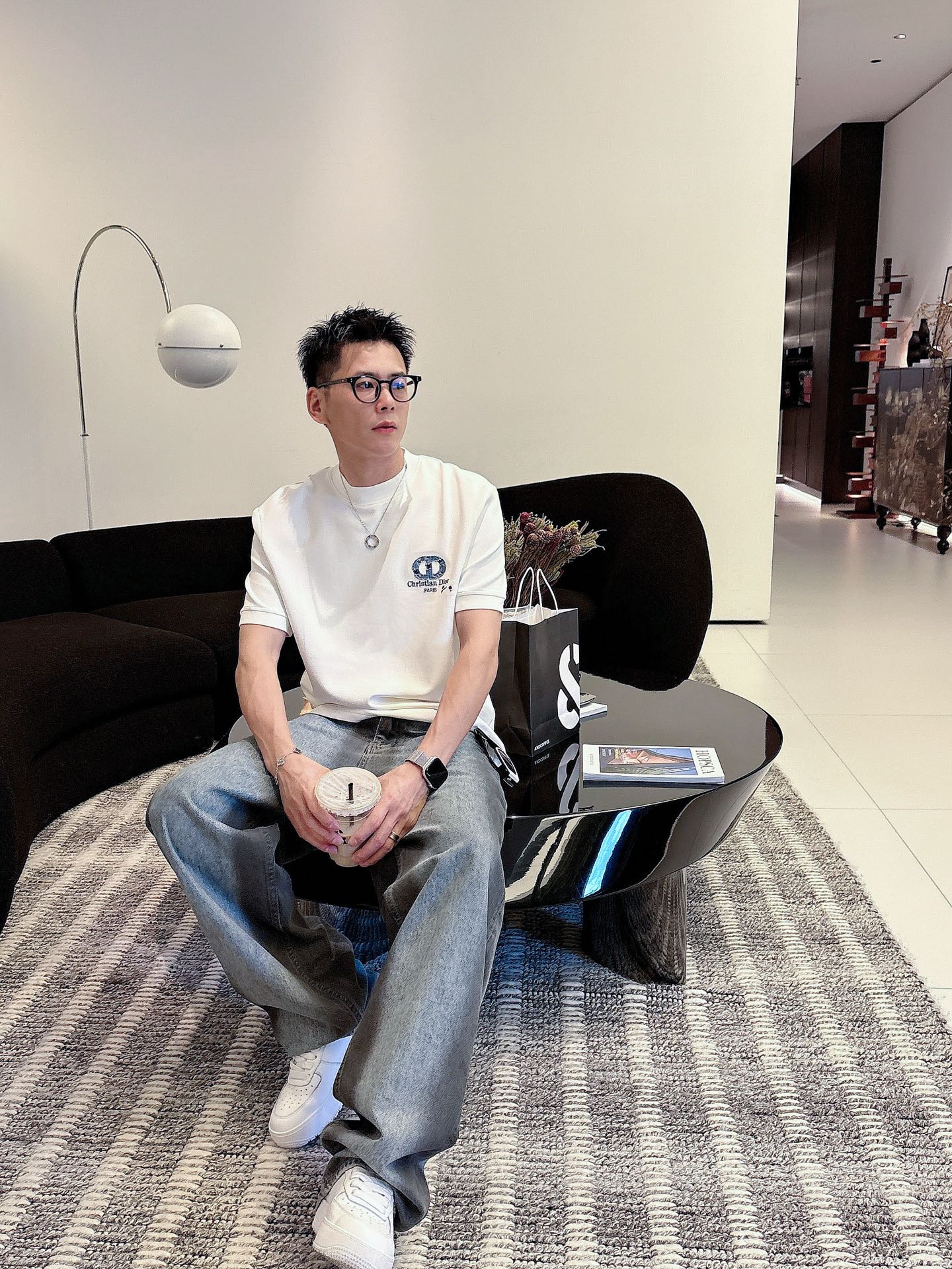 Dior2025秋冬 圆领刺绣短袖T恤打底衫 元素性的Logo徽章凸显休闲时尚魅力,依然独领时尚风骚.内