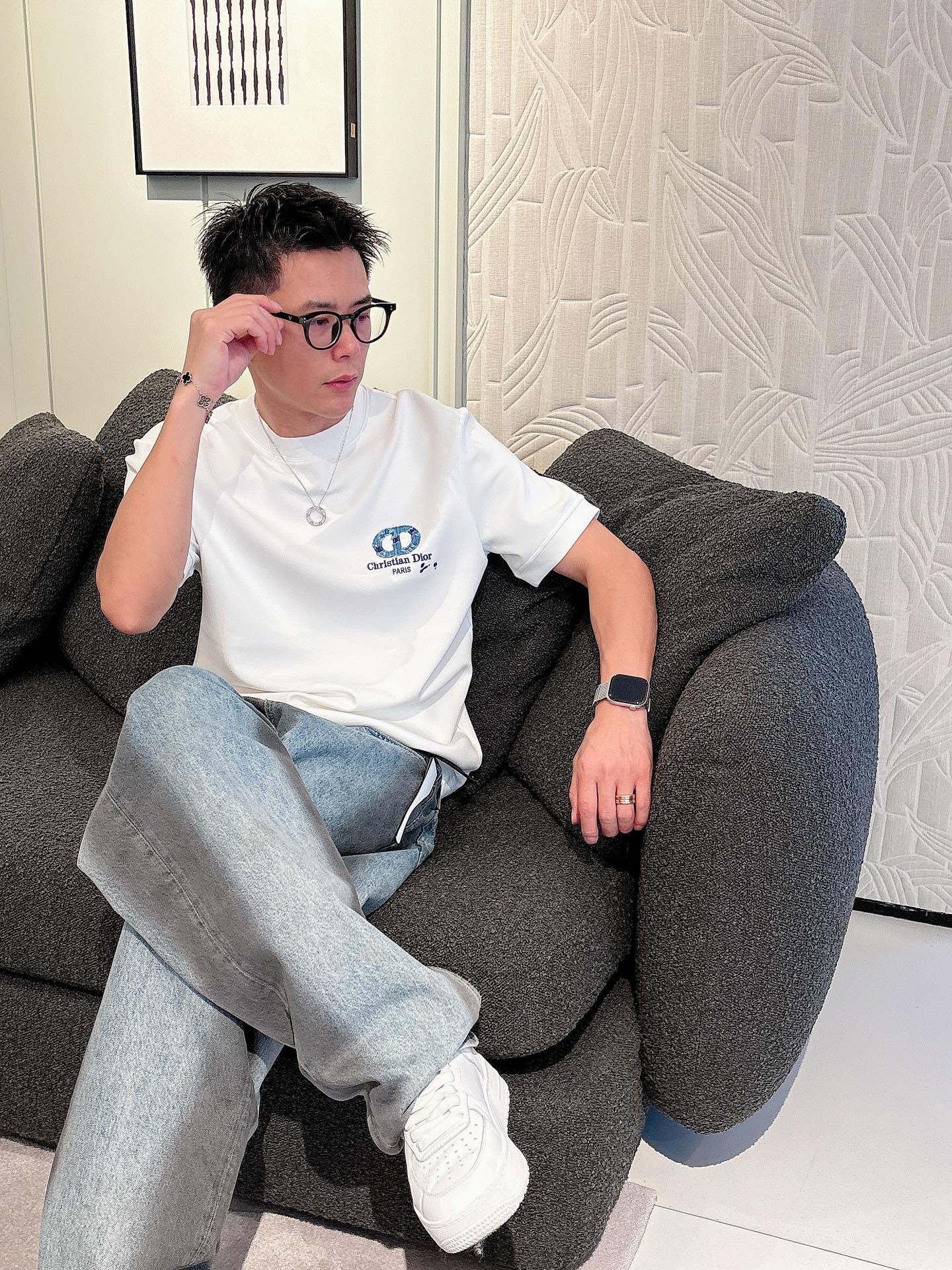 Dior2025秋冬 圆领刺绣短袖T恤打底衫 元素性的Logo徽章凸显休闲时尚魅力,依然独领时尚风骚.内