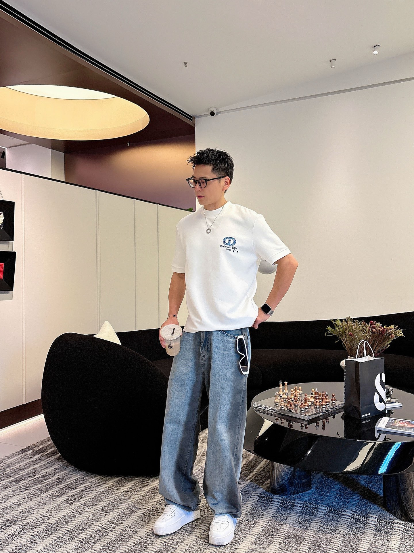 Dior2025秋冬 圆领刺绣短袖T恤打底衫 元素性的Logo徽章凸显休闲时尚魅力,依然独领时尚风骚.内