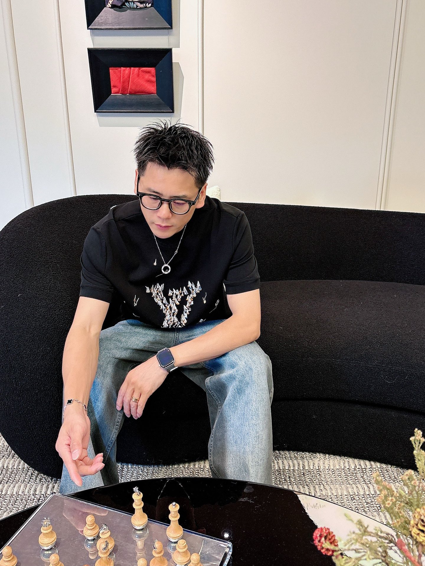 LV2025秋冬 圆领刺绣短袖T恤打底衫 元素性的Logo徽章凸显休闲时尚魅力,依然独领时尚风骚.内搭好