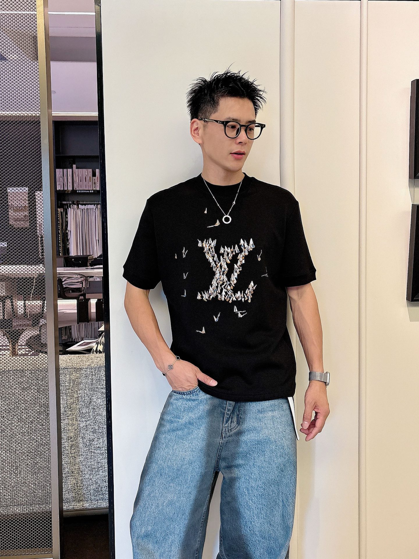 LV2025秋冬 圆领刺绣短袖T恤打底衫 元素性的Logo徽章凸显休闲时尚魅力,依然独领时尚风骚.内搭好