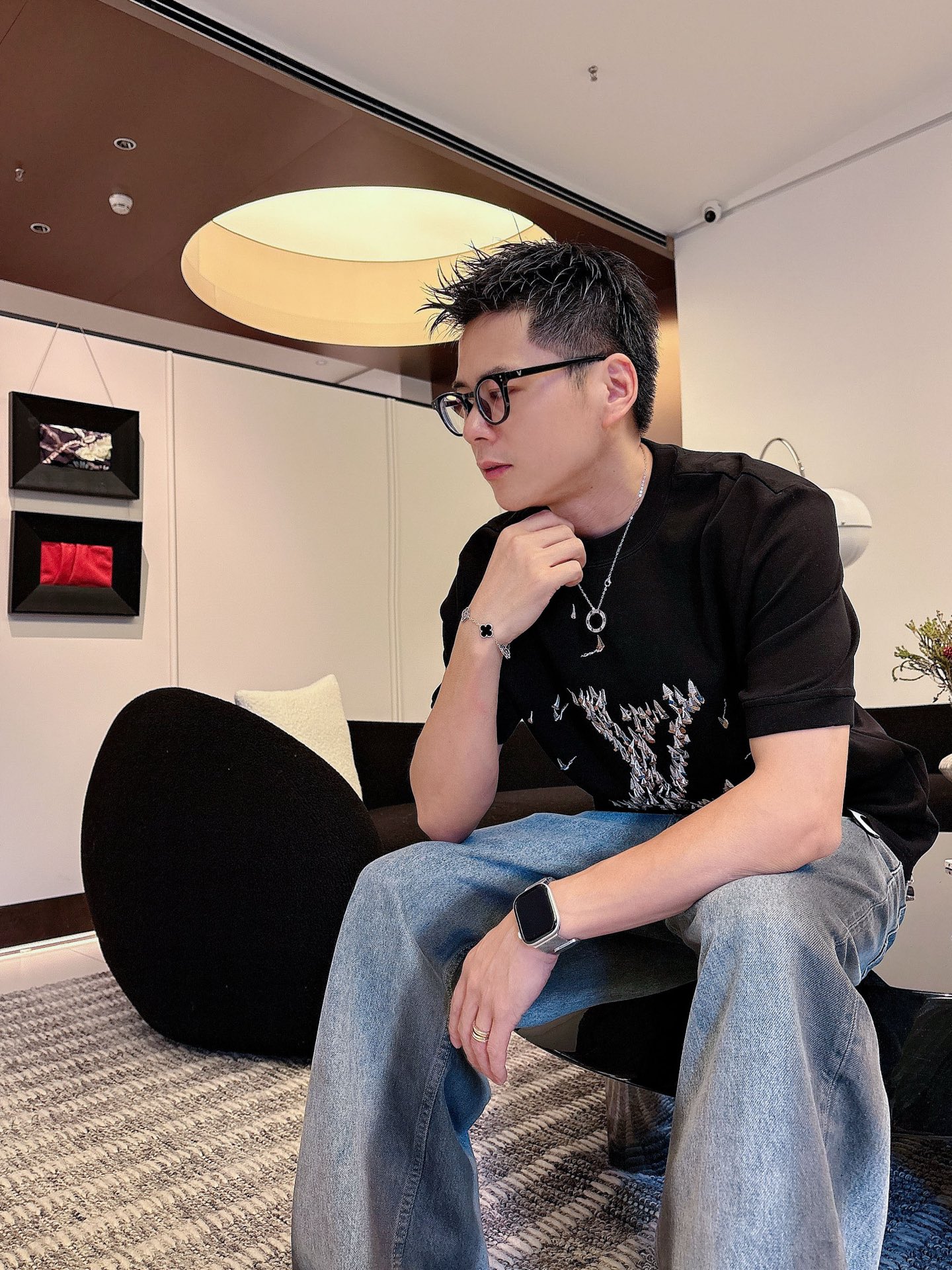 LV2025秋冬 圆领刺绣短袖T恤打底衫 元素性的Logo徽章凸显休闲时尚魅力,依然独领时尚风骚.内搭好