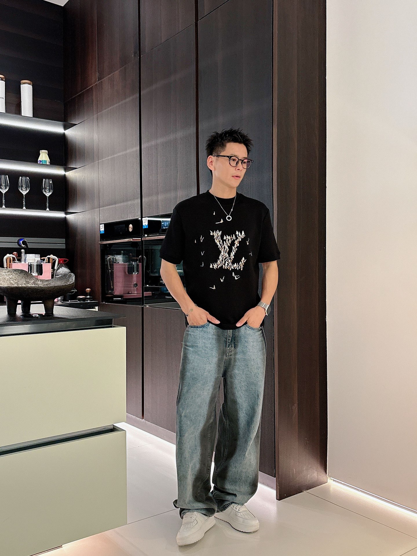 LV2025秋冬 圆领刺绣短袖T恤打底衫 元素性的Logo徽章凸显休闲时尚魅力,依然独领时尚风骚.内搭好