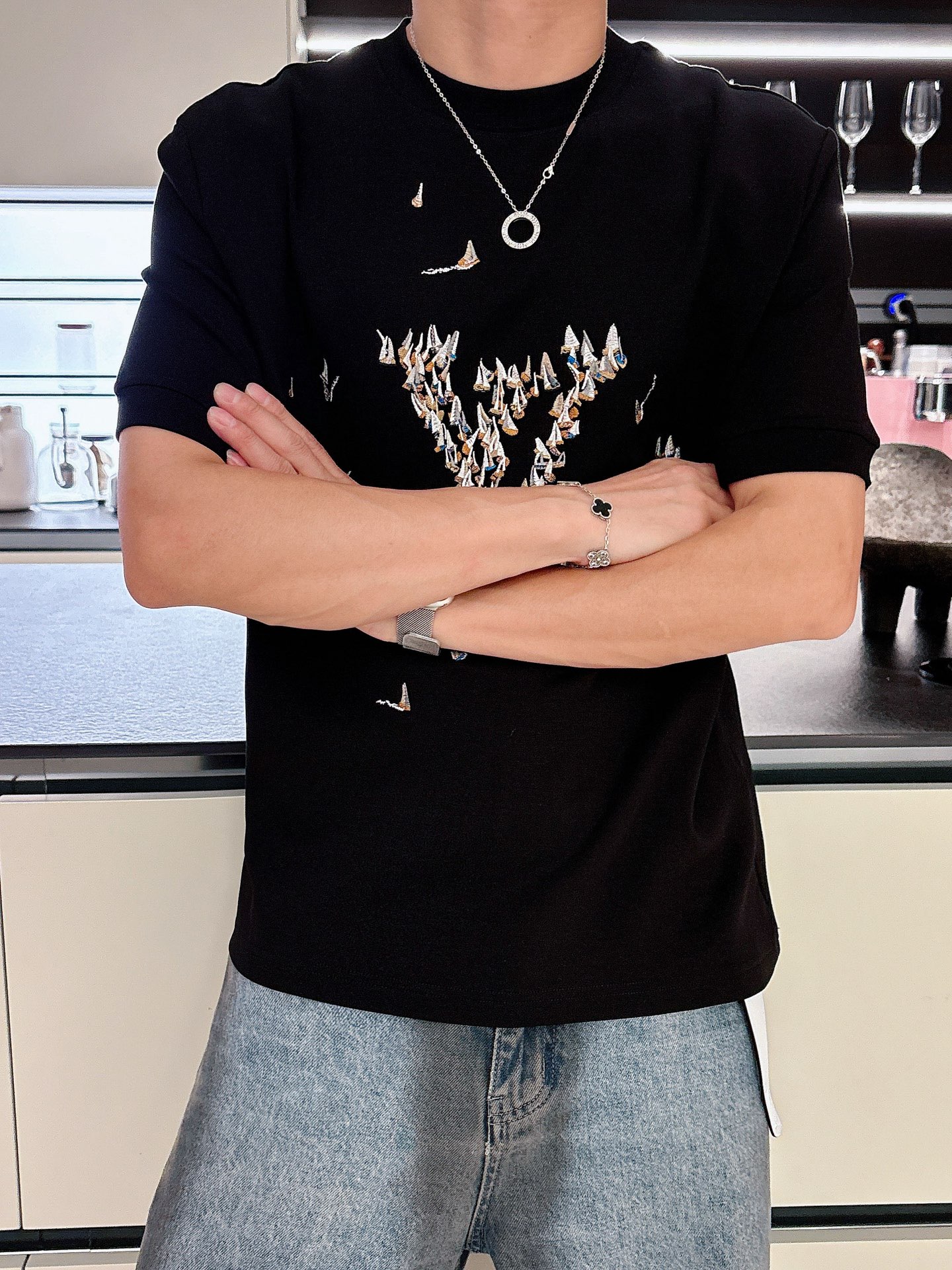 LV2025秋冬 圆领刺绣短袖T恤打底衫 元素性的Logo徽章凸显休闲时尚魅力,依然独领时尚风骚.内搭好