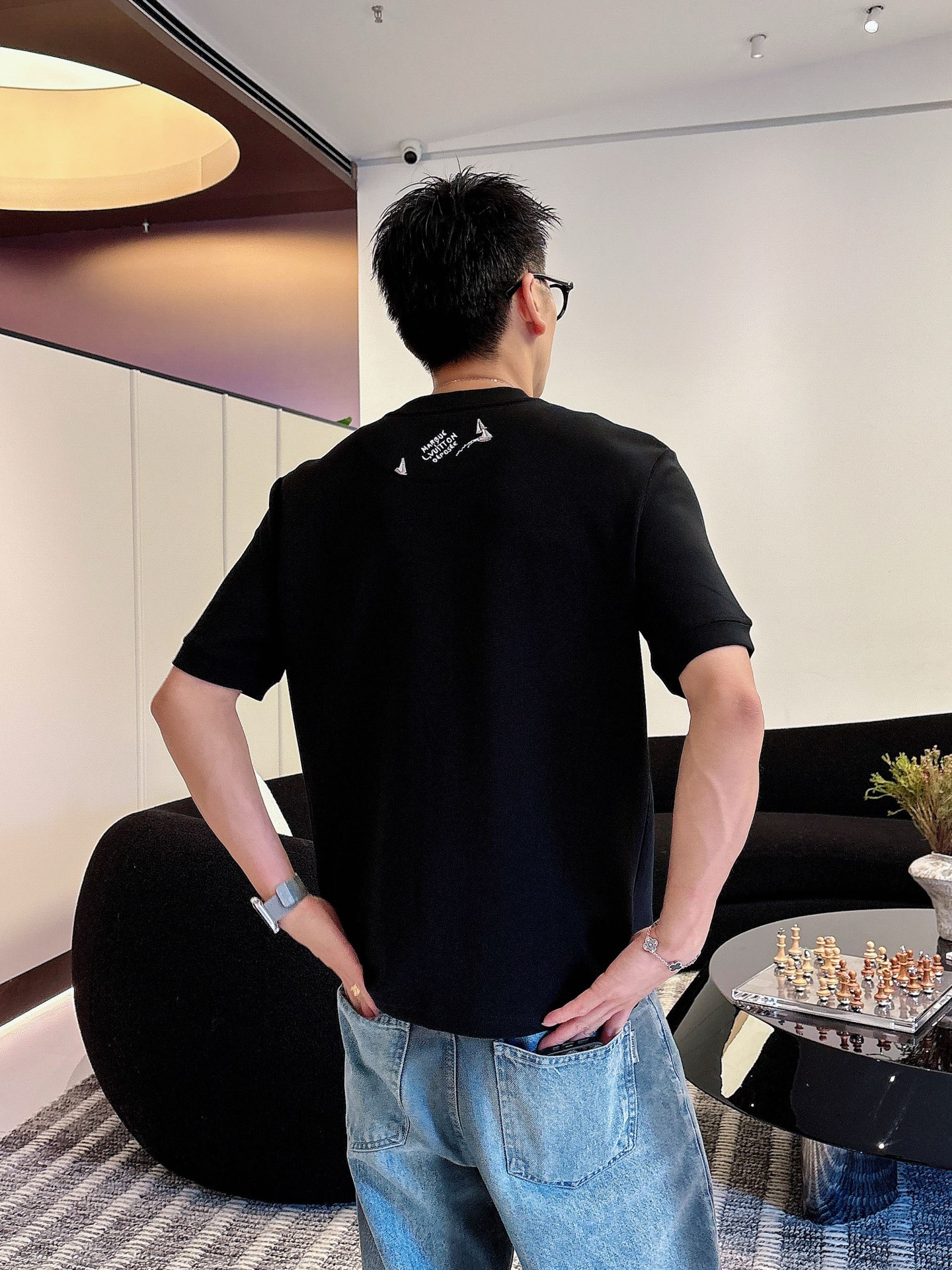 LV2025秋冬 圆领刺绣短袖T恤打底衫 元素性的Logo徽章凸显休闲时尚魅力,依然独领时尚风骚.内搭好