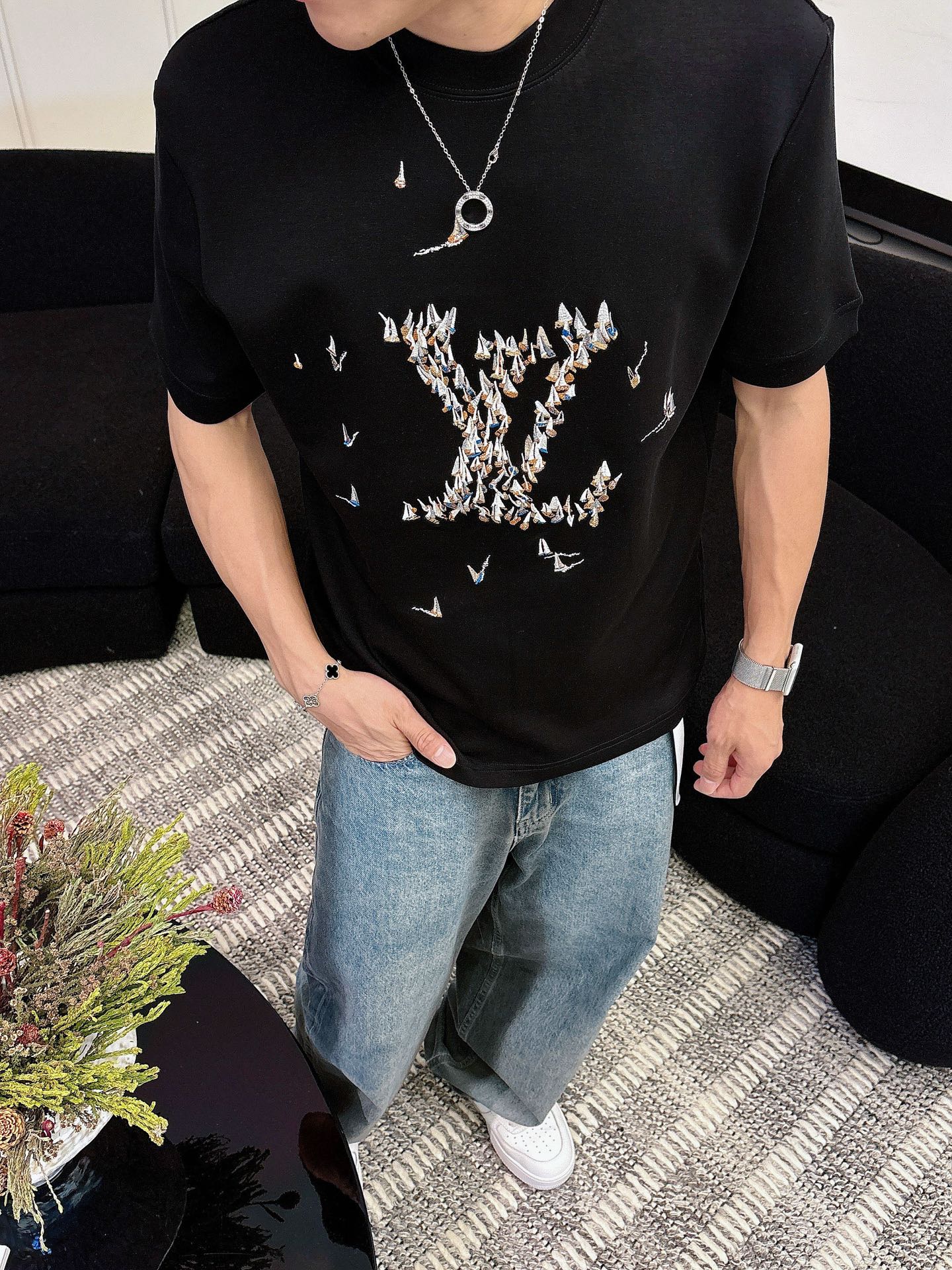 LV2025秋冬 圆领刺绣短袖T恤打底衫 元素性的Logo徽章凸显休闲时尚魅力,依然独领时尚风骚.内搭好