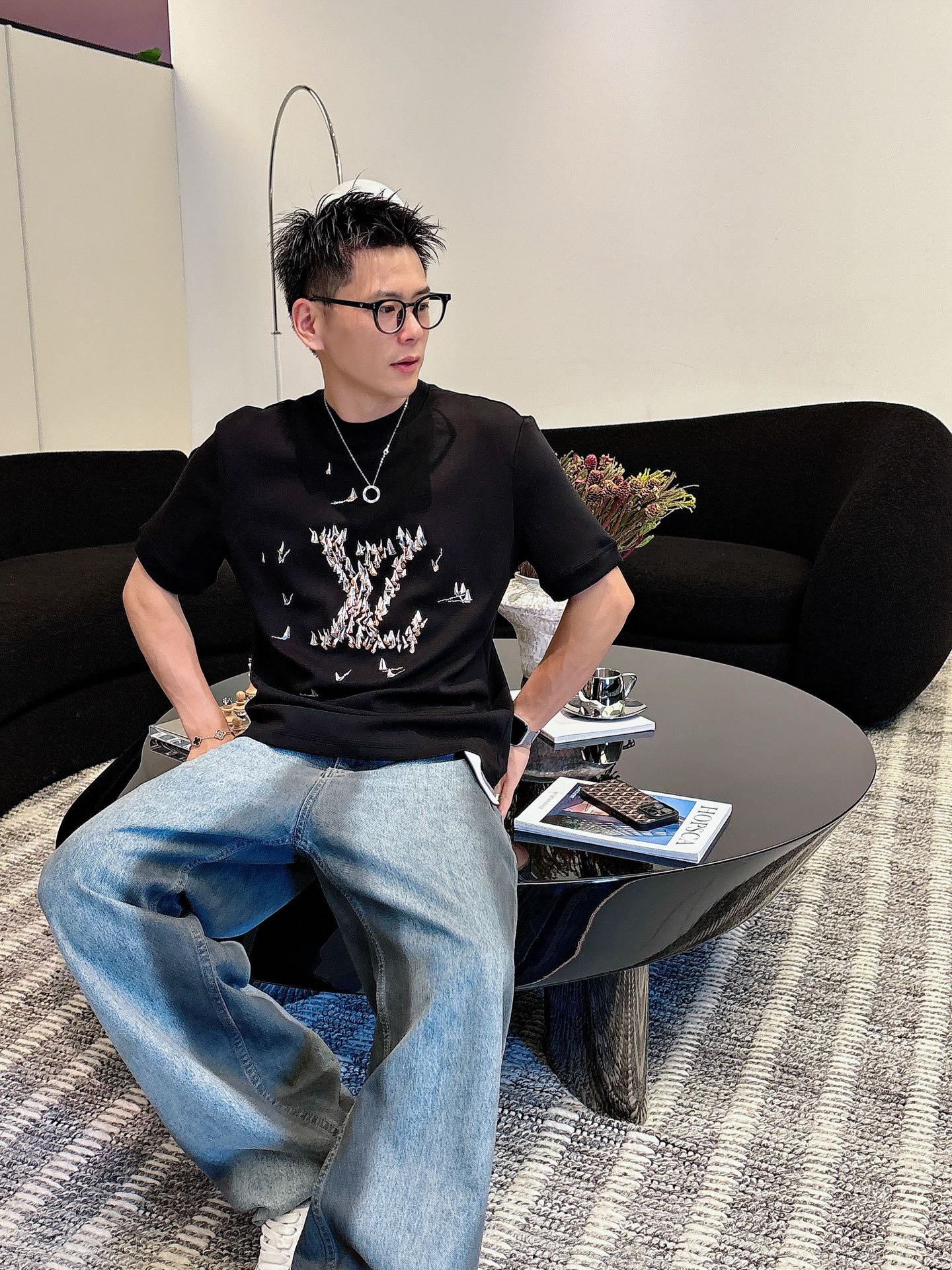 LV2025秋冬 圆领刺绣短袖T恤打底衫 元素性的Logo徽章凸显休闲时尚魅力,依然独领时尚风骚.内搭好