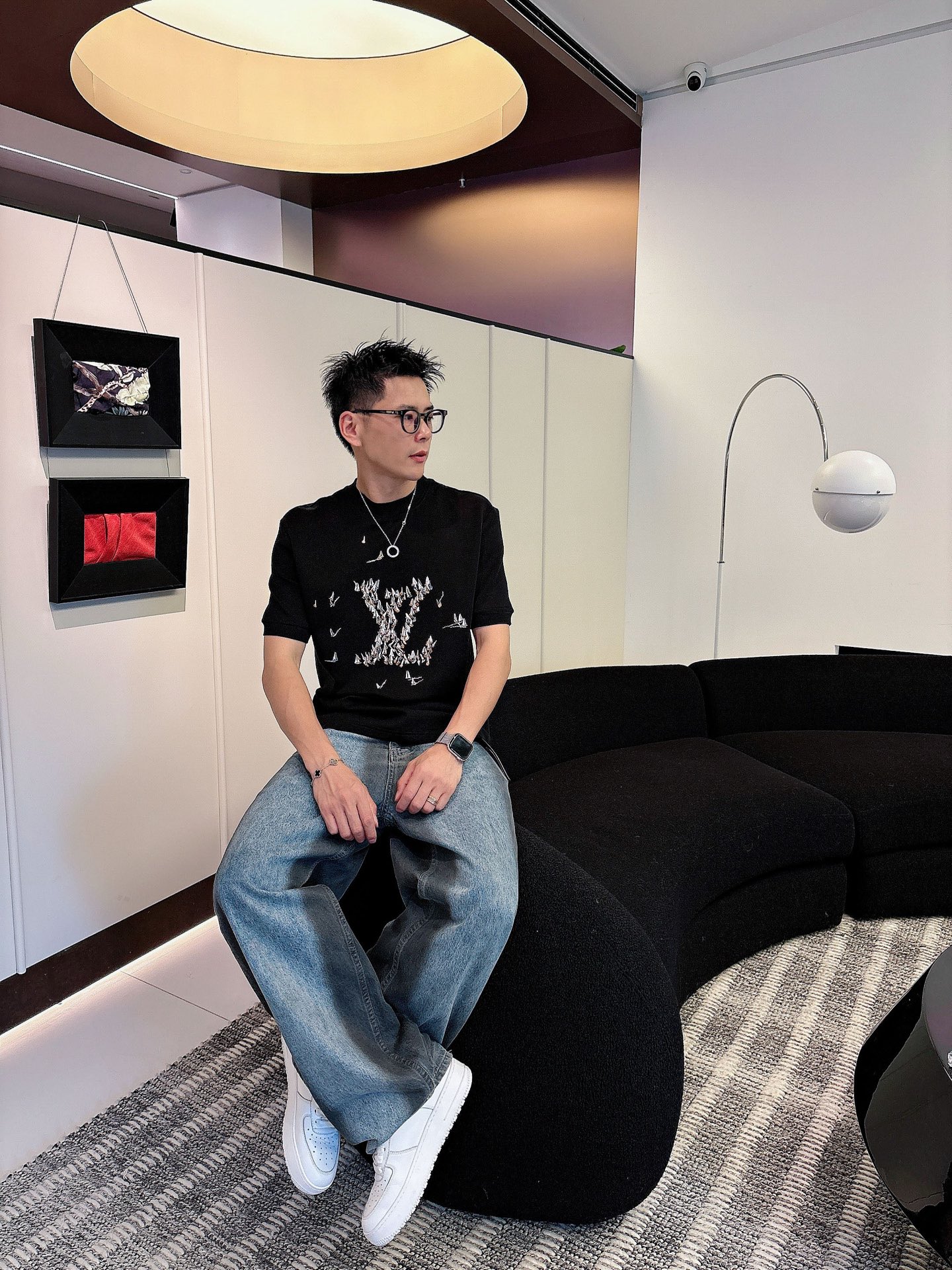 LV2025秋冬 圆领刺绣短袖T恤打底衫 元素性的Logo徽章凸显休闲时尚魅力,依然独领时尚风骚.内搭好