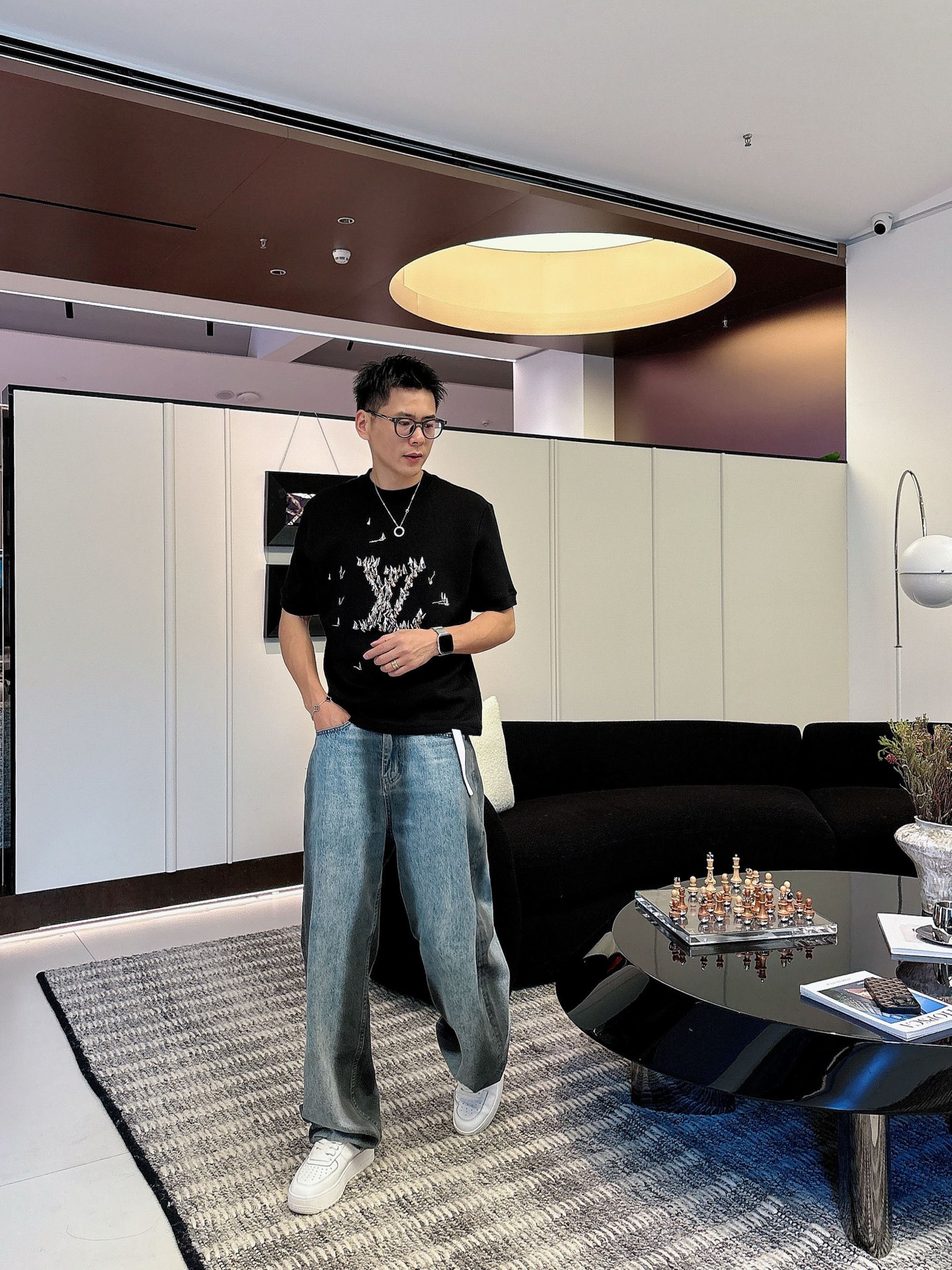 LV2025秋冬 圆领刺绣短袖T恤打底衫 元素性的Logo徽章凸显休闲时尚魅力,依然独领时尚风骚.内搭好