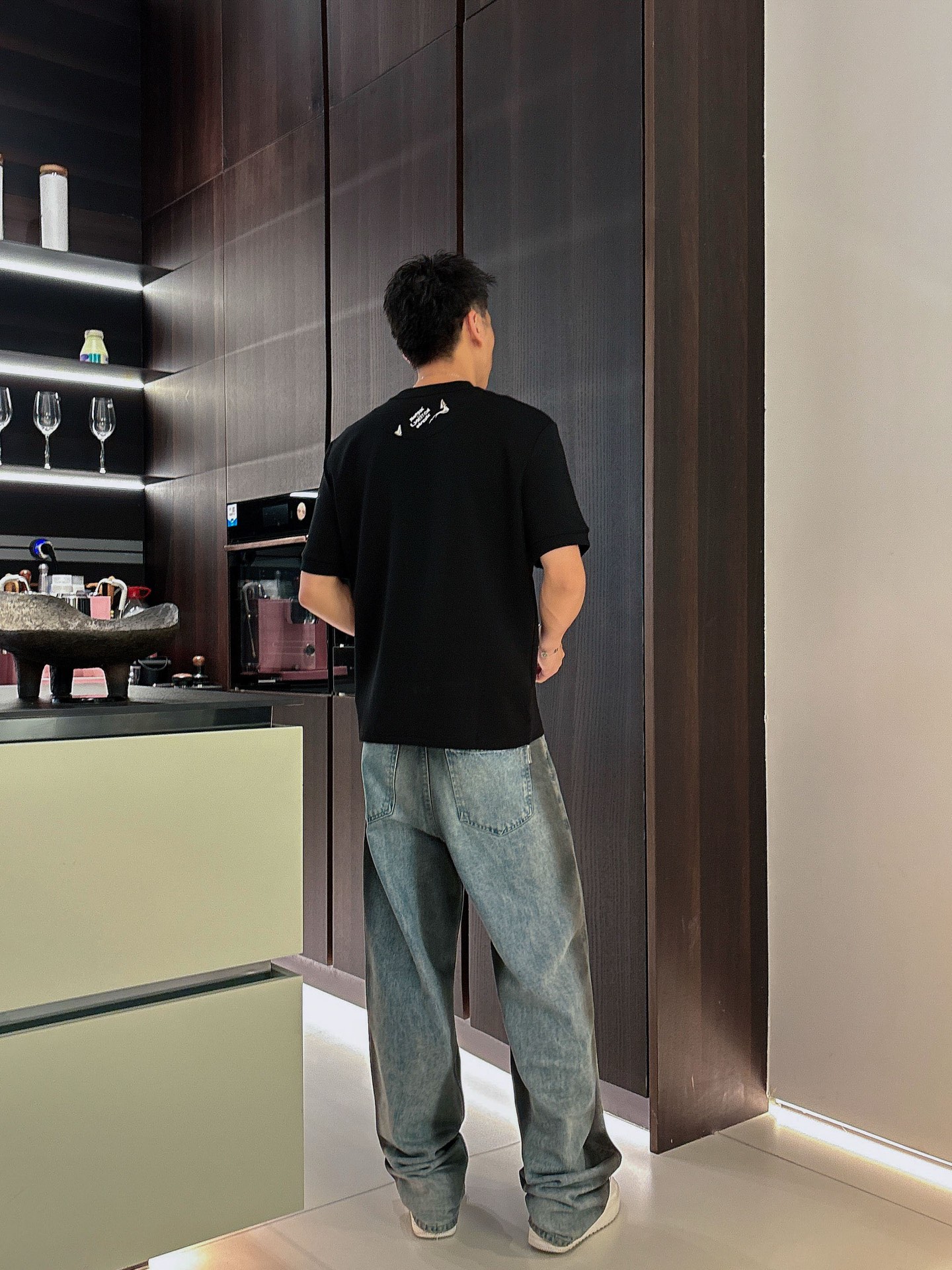 LV2025秋冬 圆领刺绣短袖T恤打底衫 元素性的Logo徽章凸显休闲时尚魅力,依然独领时尚风骚.内搭好