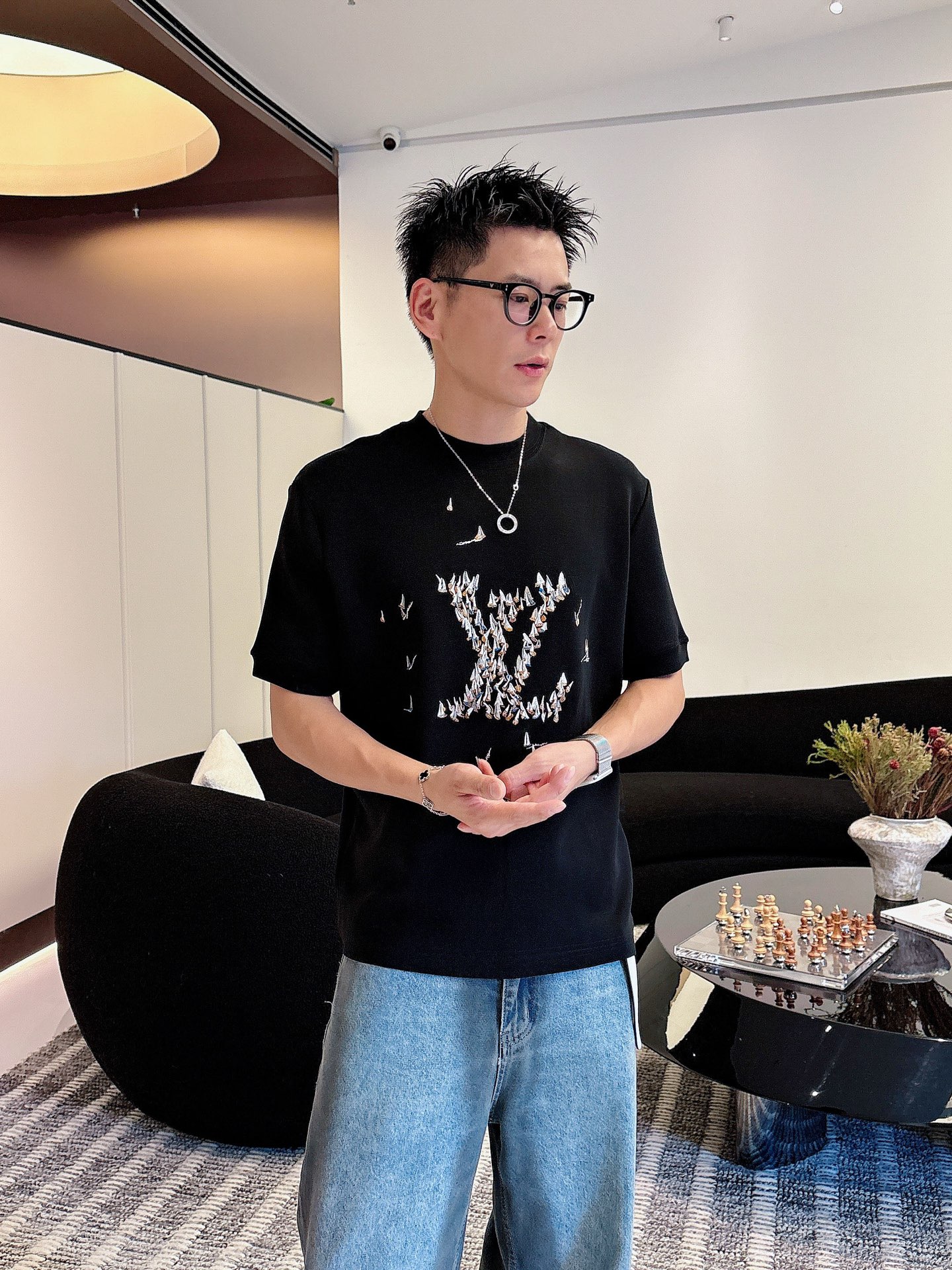 LV2025秋冬 圆领刺绣短袖T恤打底衫 元素性的Logo徽章凸显休闲时尚魅力,依然独领时尚风骚.内搭好