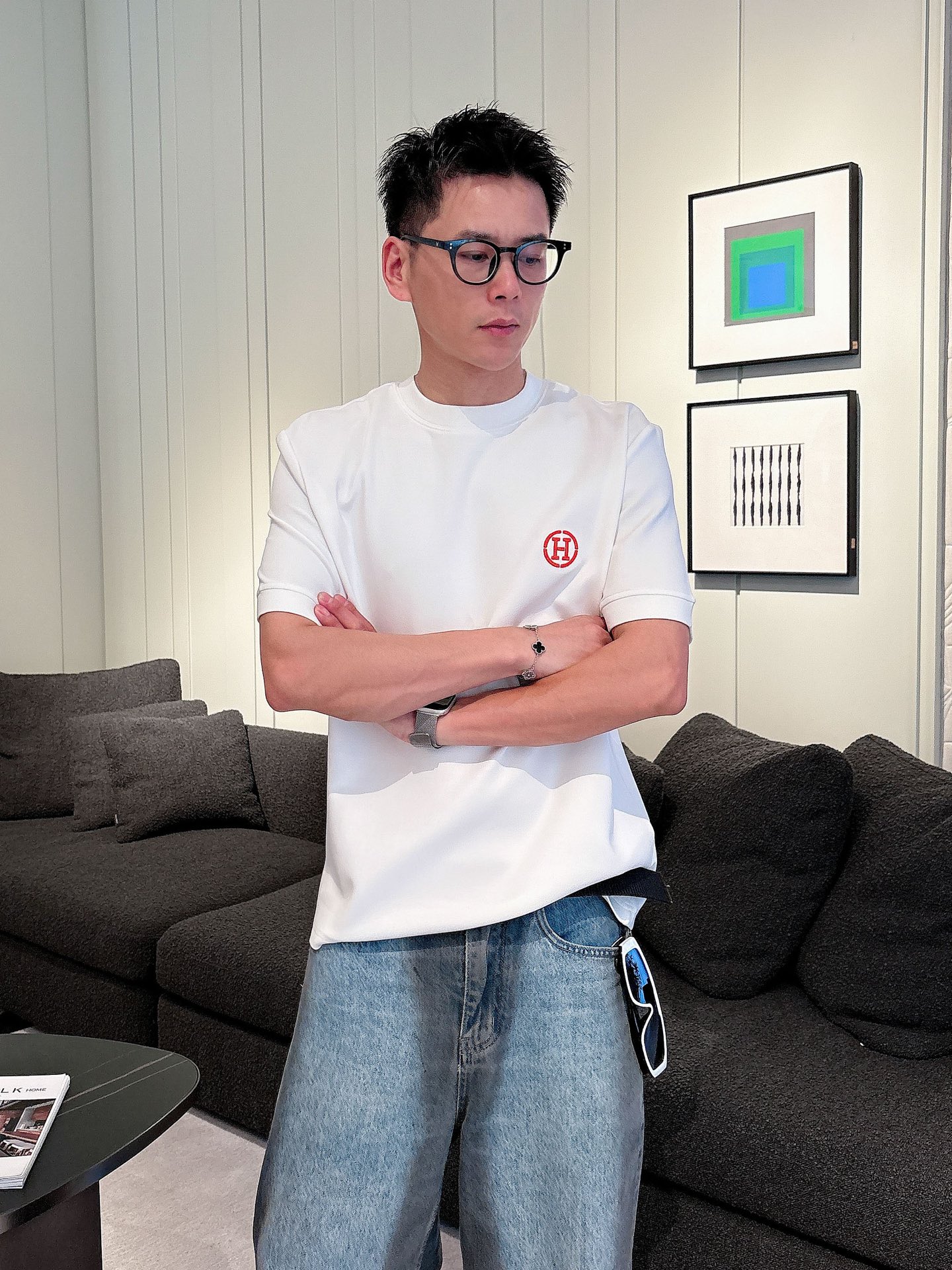 爱马仕2025秋冬 圆领刺绣短袖T恤打底衫 元素性的Logo徽章凸显休闲时尚魅力,依然独领时尚风骚.内搭