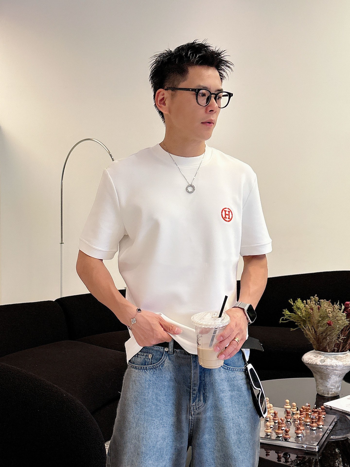 NO:522887,Hermes 2025 Autumn and Winter 2025 round neck embroidered short-sleeved T-shirt base shirt Elemental Logo badge highlights the casual and fashionable charm, and is still unique in style. It is well equipped with a companion... Customer-supplied high-strength elastic knitted liquid ammonia air-layer fabric, flat and symmetrical knitted light and refreshing, soft and comfortable, and excellent breathability. Simple and unique charm. The straight-cut style is more suitable for matching with various trendy and fashionable styles. It uses instrument embroidery, delicate and full texture, bringing a new experience for fashion sports and leisure. Color black white Size M-3XL,,hermes,T-shirt,tees,t-shirt,alexander wang19860909爱马仕 2025秋冬 圆领刺绣短袖T恤打底衫 元素性的Logo徽章凸显休闲时尚魅力,依然独领时尚风骚.内搭好伴侣… 客供高支弹力针织液氨空气层面料,平整匀称的针织轻薄清爽,柔软舒适,透气性极佳.简洁而富有独特魅力.直裁版型更为适合搭配各种潮流时尚造型. 采用器械刺绣,细腻饱满的质感突显,为时尚运动休闲带来全新体验. 颜色黑色 白色 尺码 M-3XL,,hermes,T-shirt,tees，t-shirt,alexander wang,Men's clothing