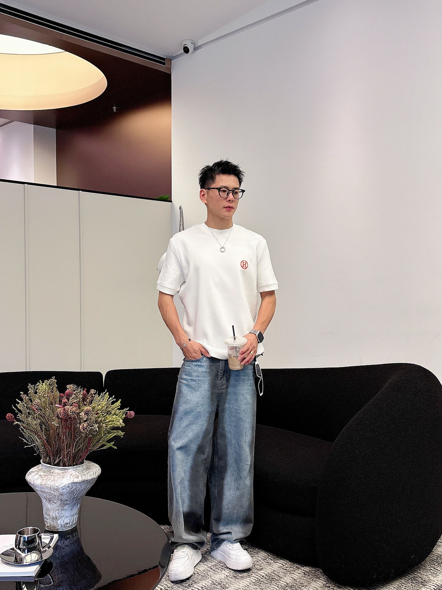 爱马仕2025秋冬 圆领刺绣短袖T恤打底衫 元素性的Logo徽章凸显休闲时尚魅力,依然独领时尚风骚.内搭