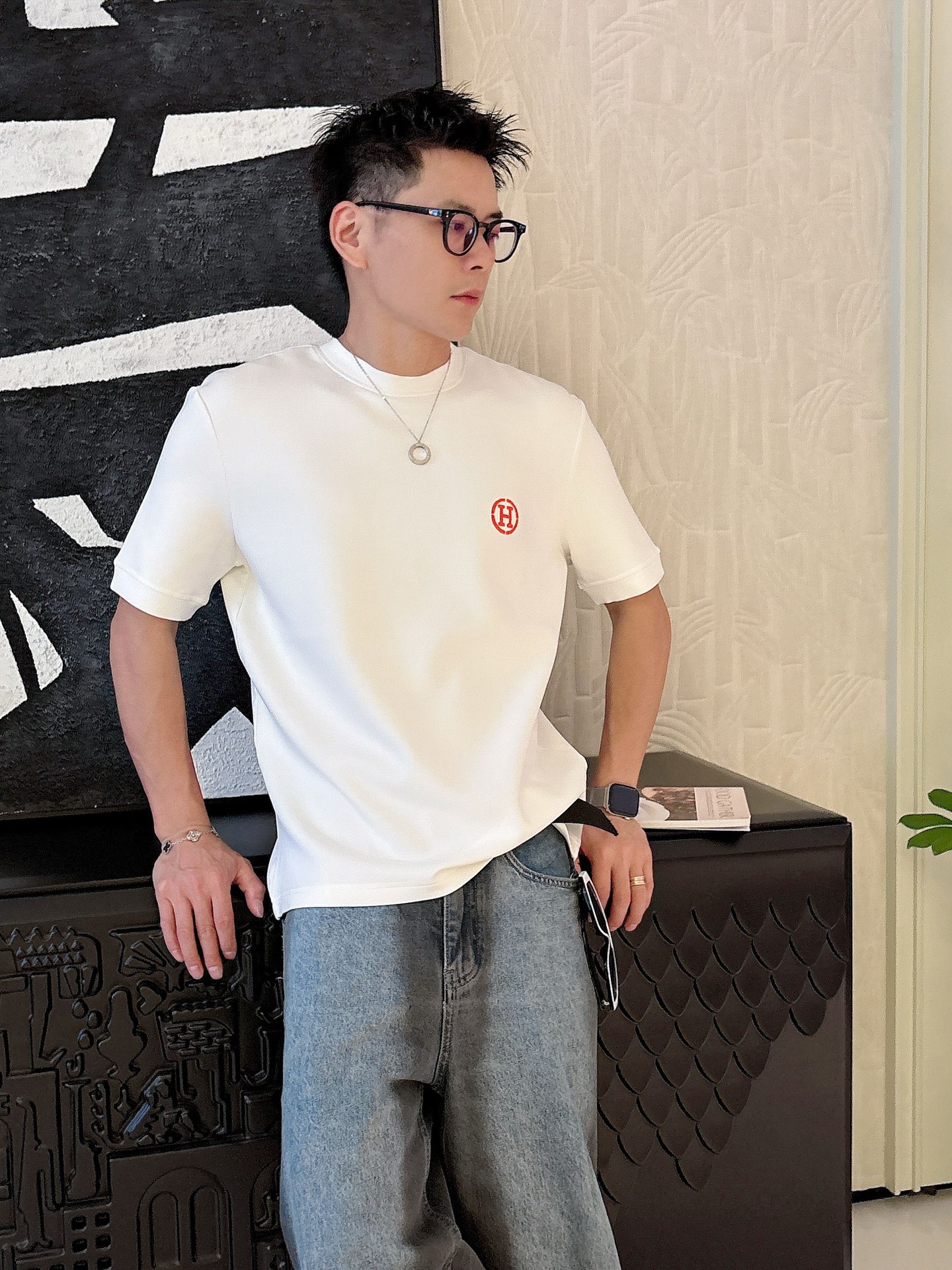 爱马仕2025秋冬 圆领刺绣短袖T恤打底衫 元素性的Logo徽章凸显休闲时尚魅力,依然独领时尚风骚.内搭