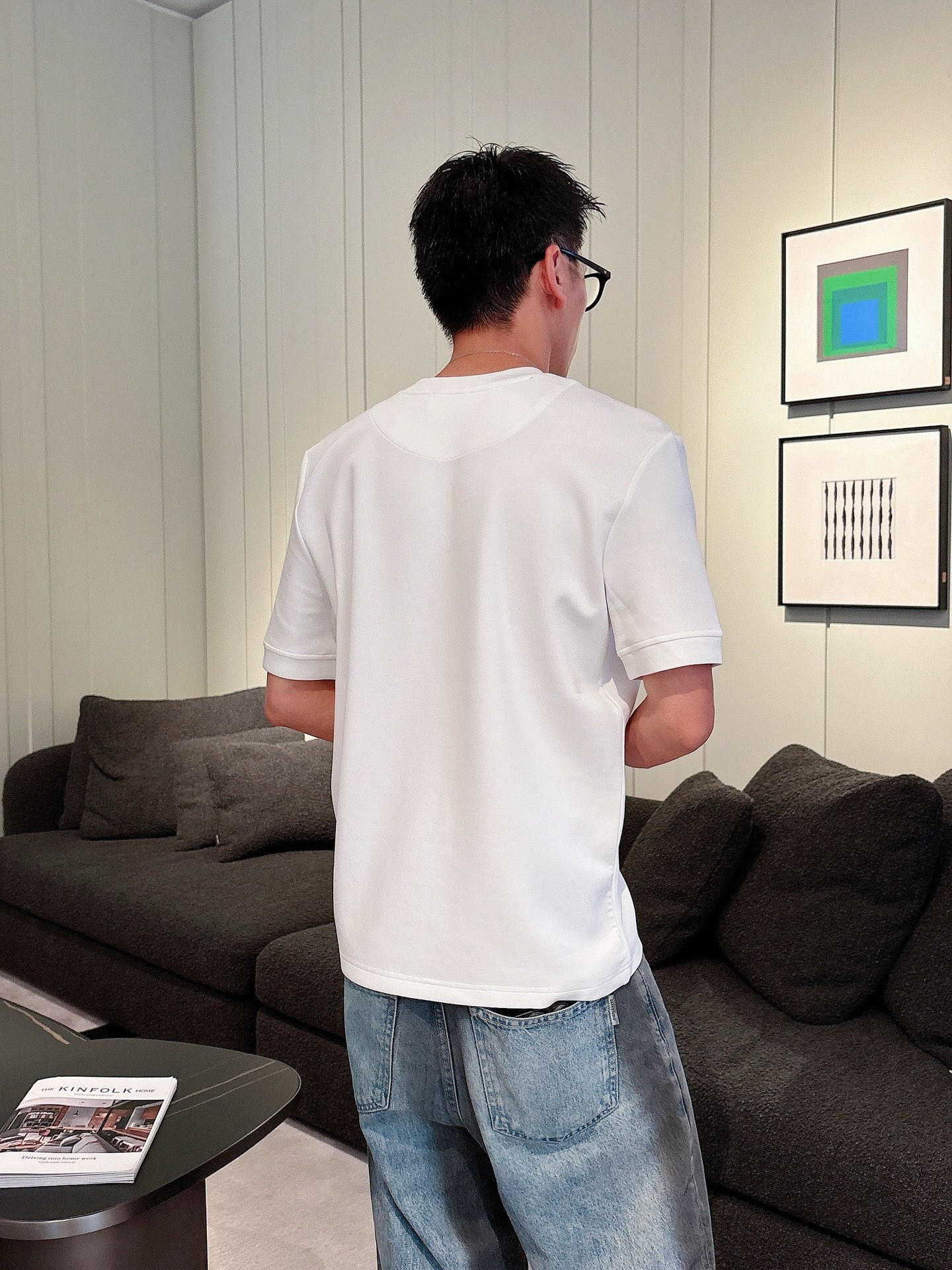 爱马仕2025秋冬 圆领刺绣短袖T恤打底衫 元素性的Logo徽章凸显休闲时尚魅力,依然独领时尚风骚.内搭