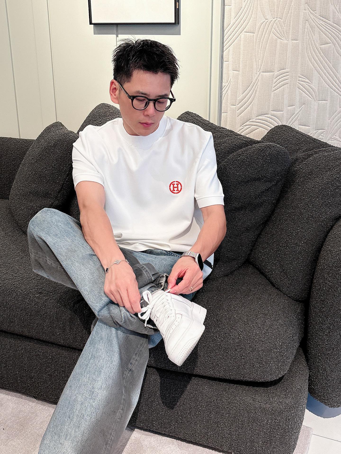 爱马仕2025秋冬 圆领刺绣短袖T恤打底衫 元素性的Logo徽章凸显休闲时尚魅力,依然独领时尚风骚.内搭