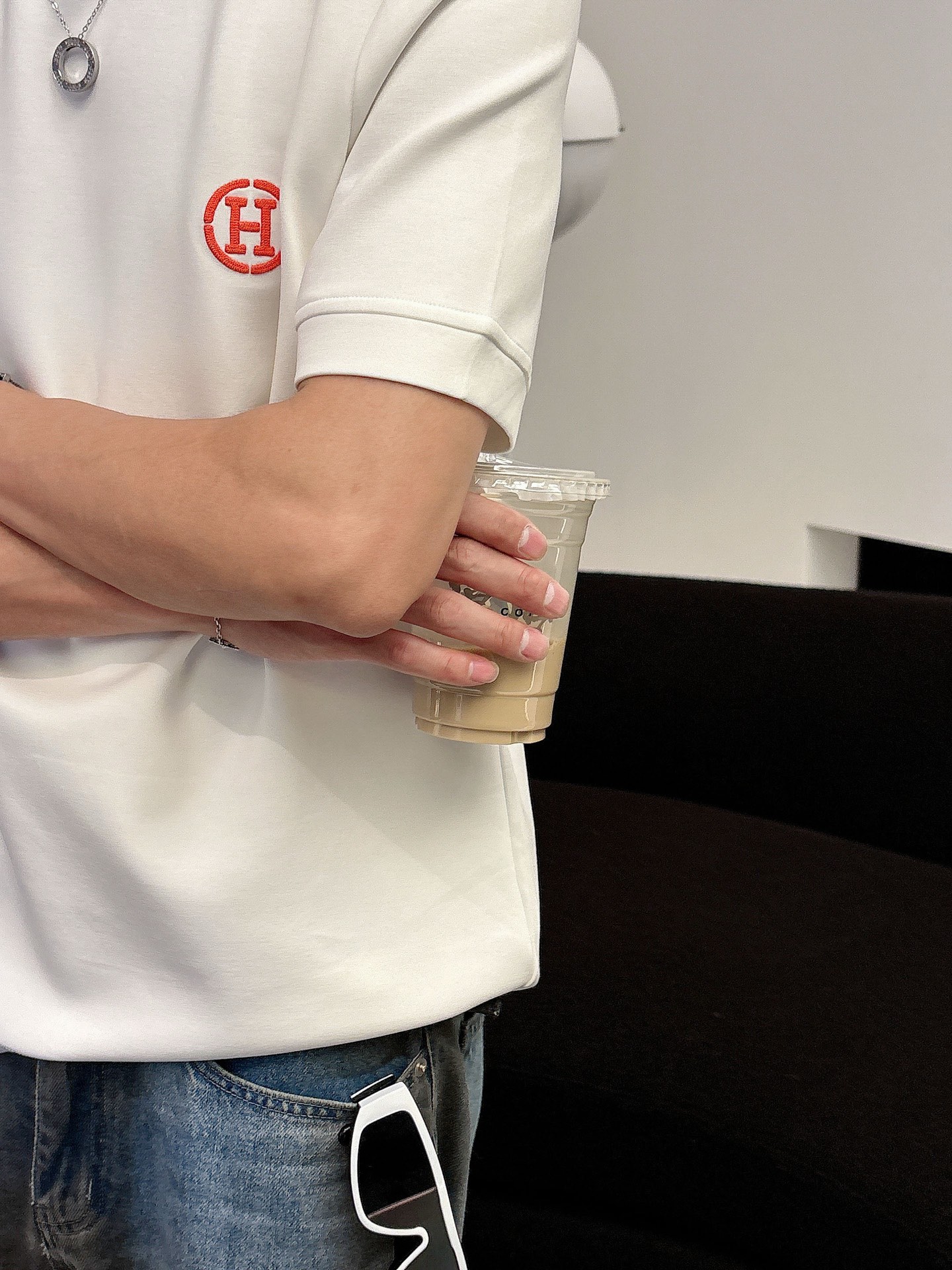 爱马仕2025秋冬 圆领刺绣短袖T恤打底衫 元素性的Logo徽章凸显休闲时尚魅力,依然独领时尚风骚.内搭